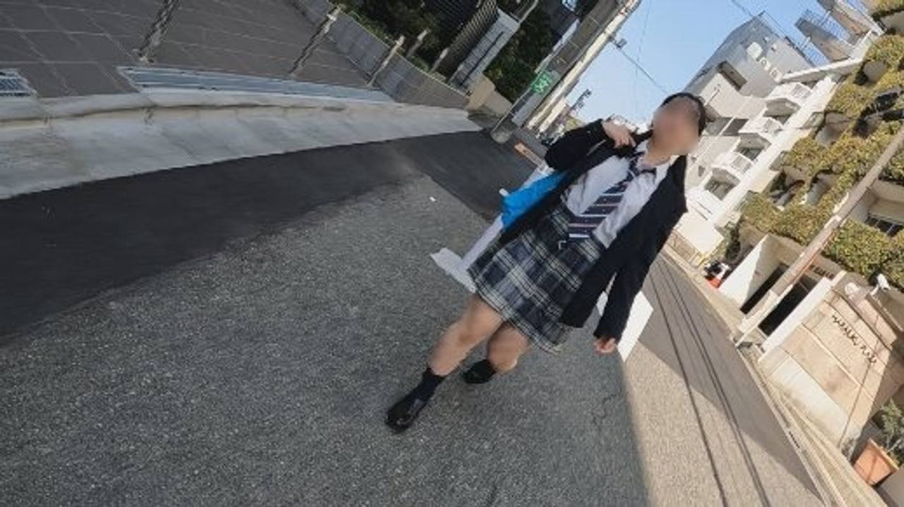 制服Z世代の青空劣情日記＃露出マ●コに風が当たる露出サイコー！06「いつもの登校コースで、くぱぁ…しちゃいました」 gallery photo 5