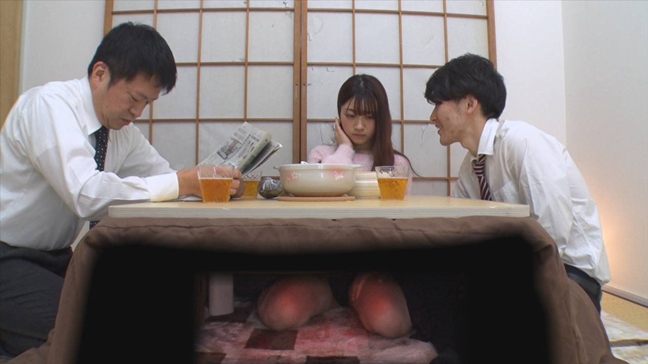 コタツの中でこっそり奥さんに手マン仕掛けてプチイキしちゃったらすぐ隣に旦那が居ても挿入を拒めず寝取られた人妻 gallery photo 3