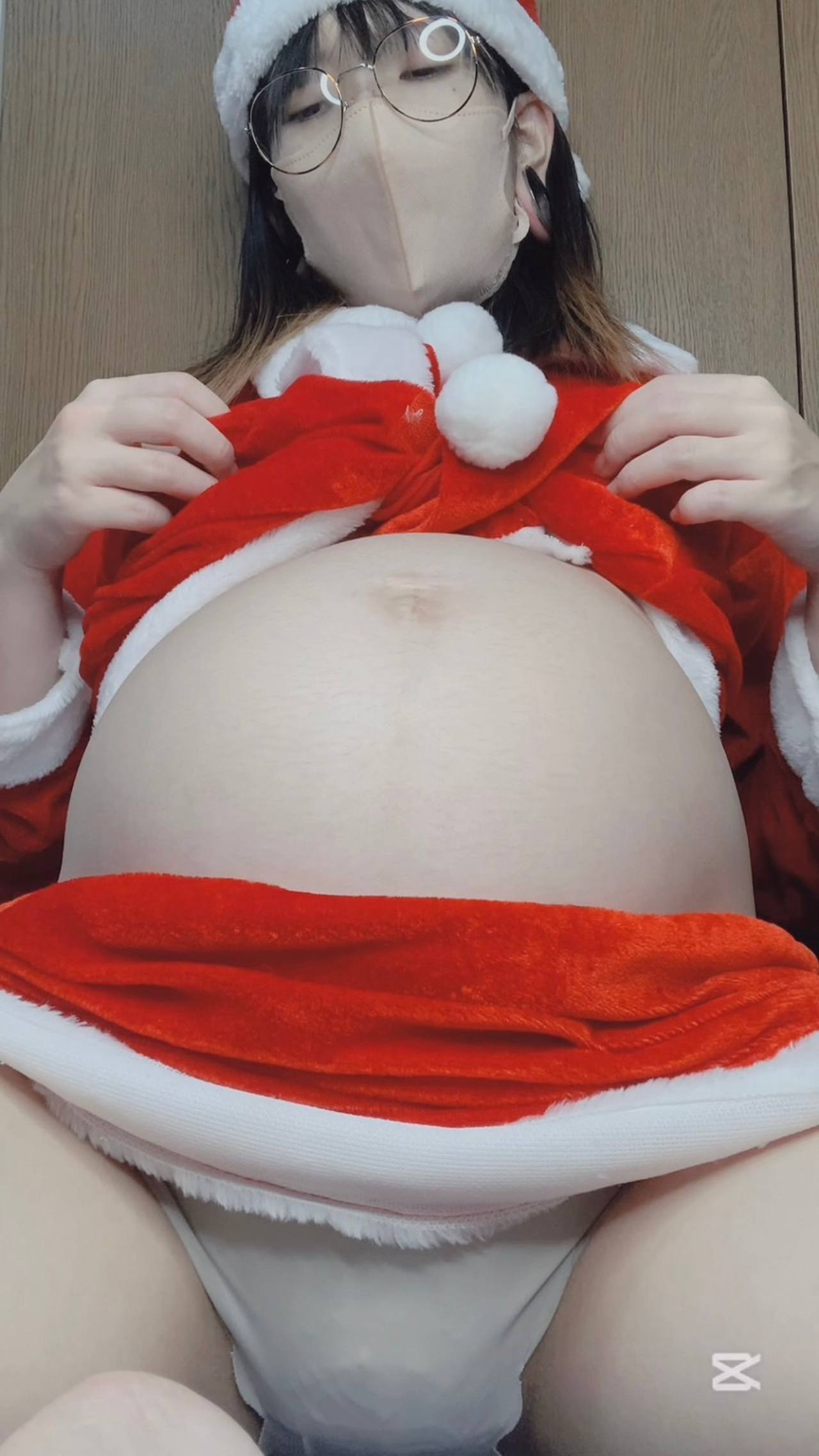 妊婦サンタのボテ腹晒し着衣オナ♡ gallery photo 4