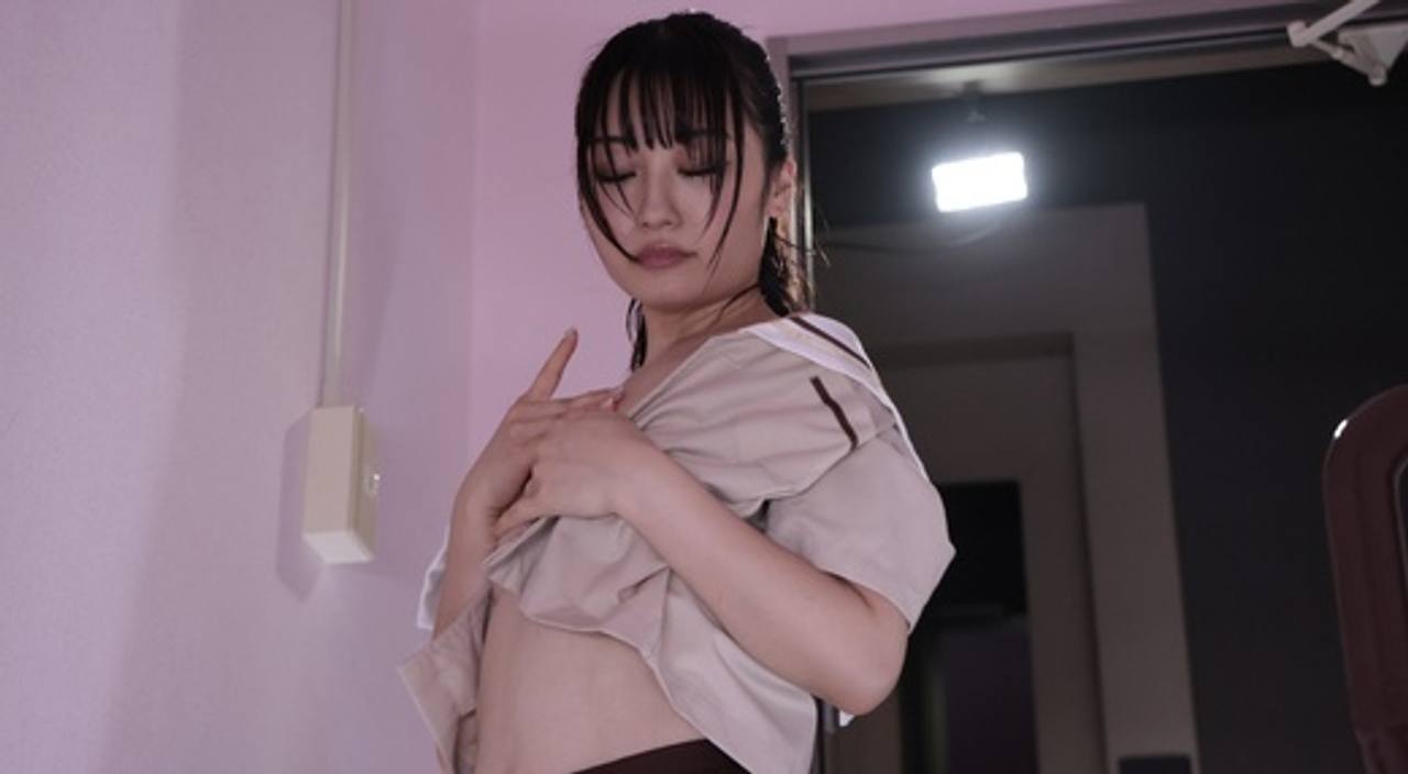 【ダンス】制服前張りダンス＆お下品オナニー gallery photo 2