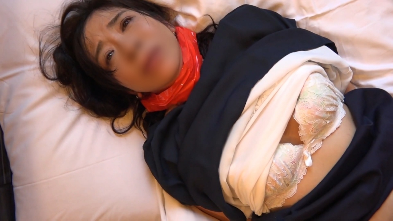 【不倫】アイマスクを着けてのセックスが好きな＜ドＭ＞熟女。 フェラで我慢汁を味わった直後は感度抜群。 生ハメでの欲求不満おまんこ突きでマゾイキ！ gallery photo 4