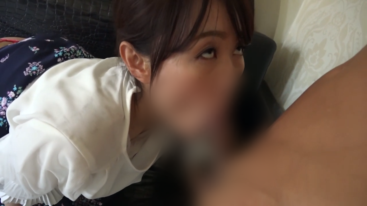 【個人撮影／熟女】清楚で優しそうな三十路熟女。久しぶりのデカチンに釘付けで大興奮しちゃってました！ gallery photo 2