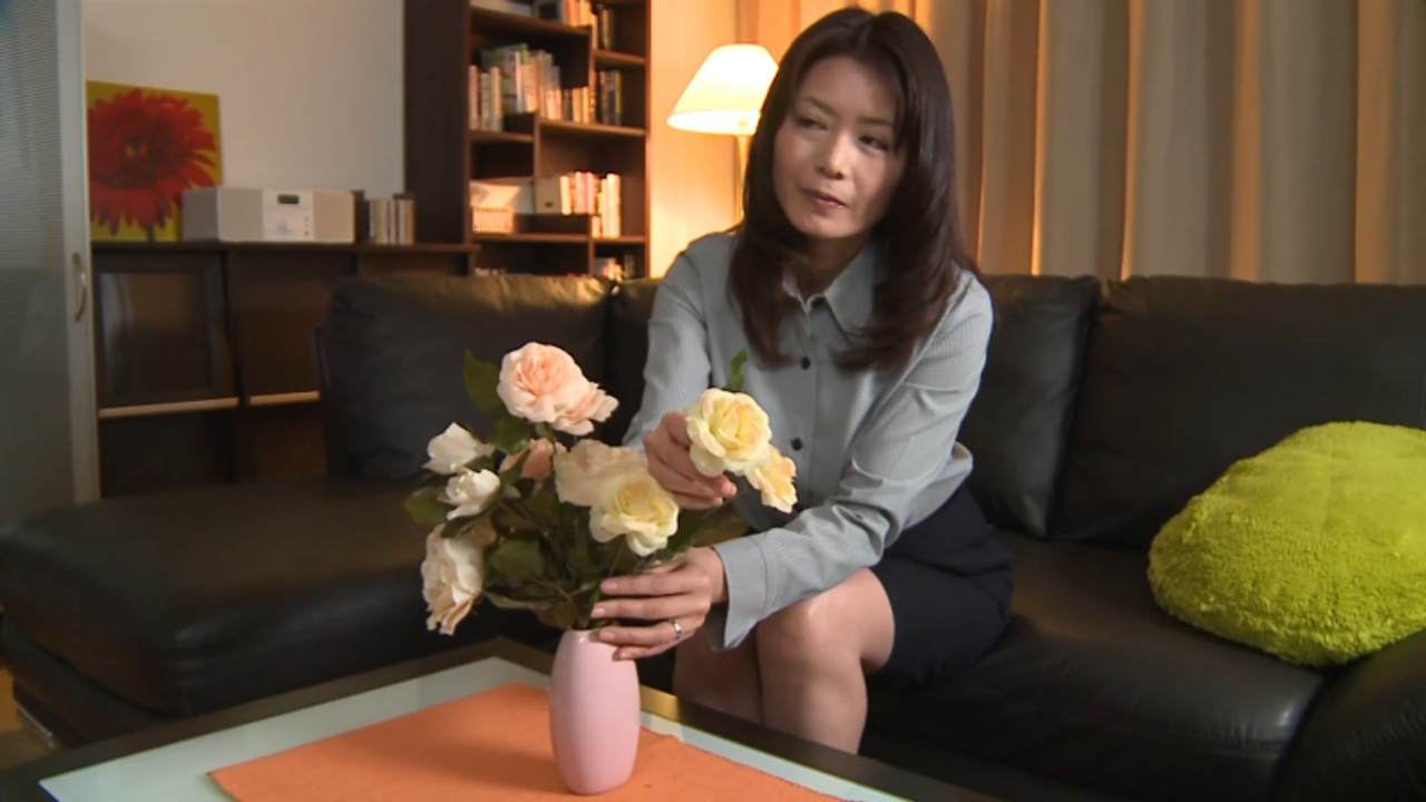 【独占/先行配信】旦那と同じ形、同じ匂い…どうしようもなく脳が感じてしまう…快感が体中を駆け抜けてしまう！背徳の情事。　その4 gallery photo 1