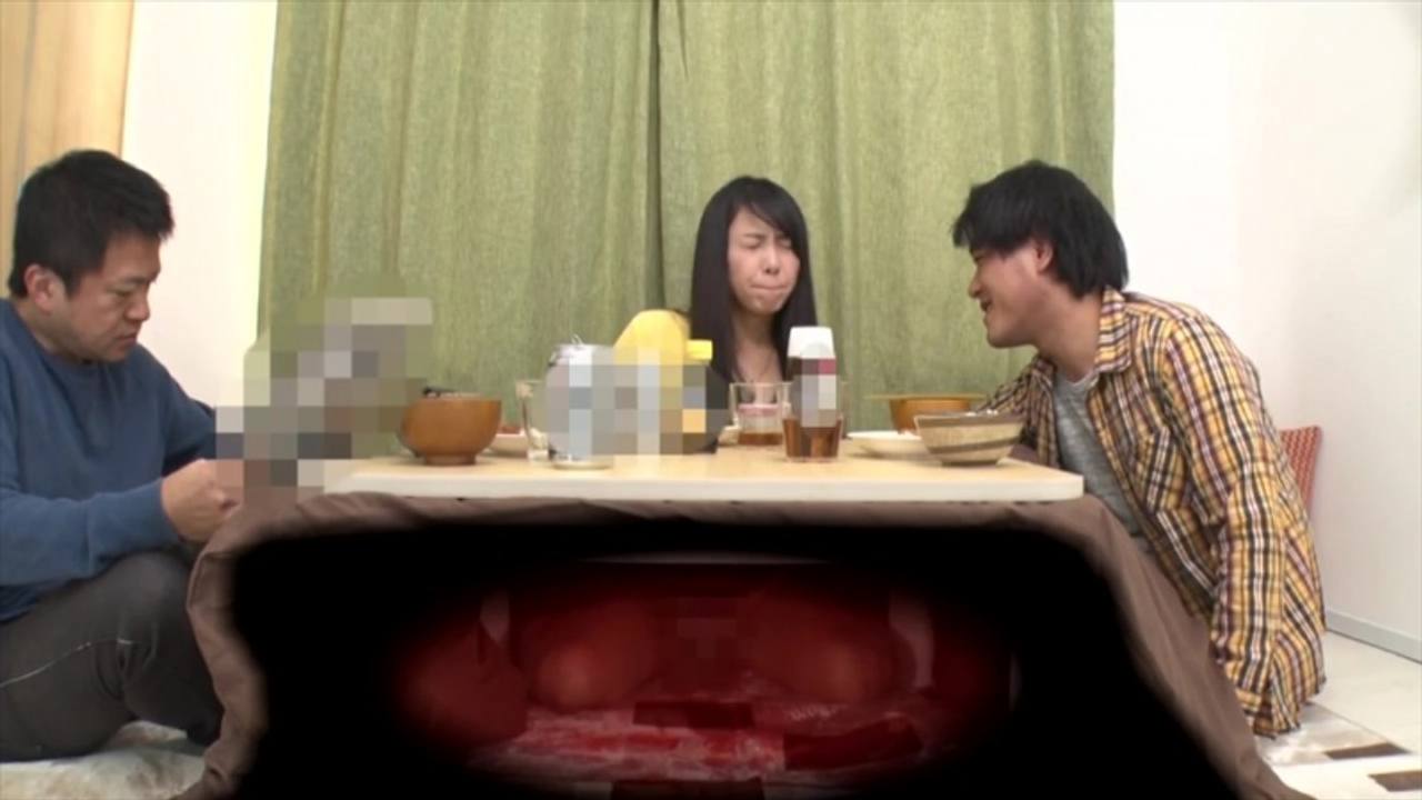 至近距離に旦那が居るのに寝取られ…File.7 gallery photo 1