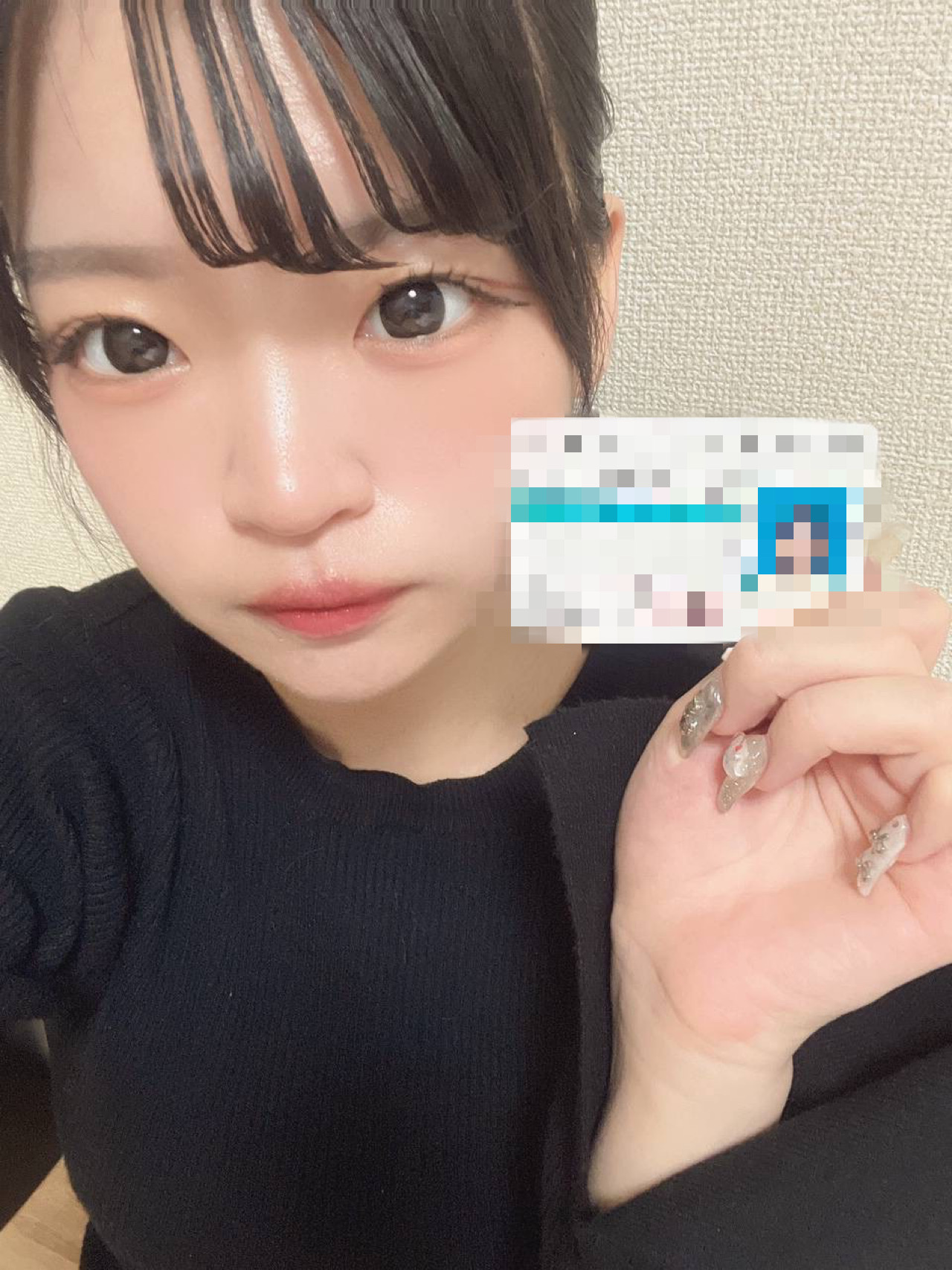 【無/生着替え】全裸身分証公開で黒歴史確定！未来ある女大生の誰にも言えない秘密のアルバイトの全貌を公開する。 gallery photo 1