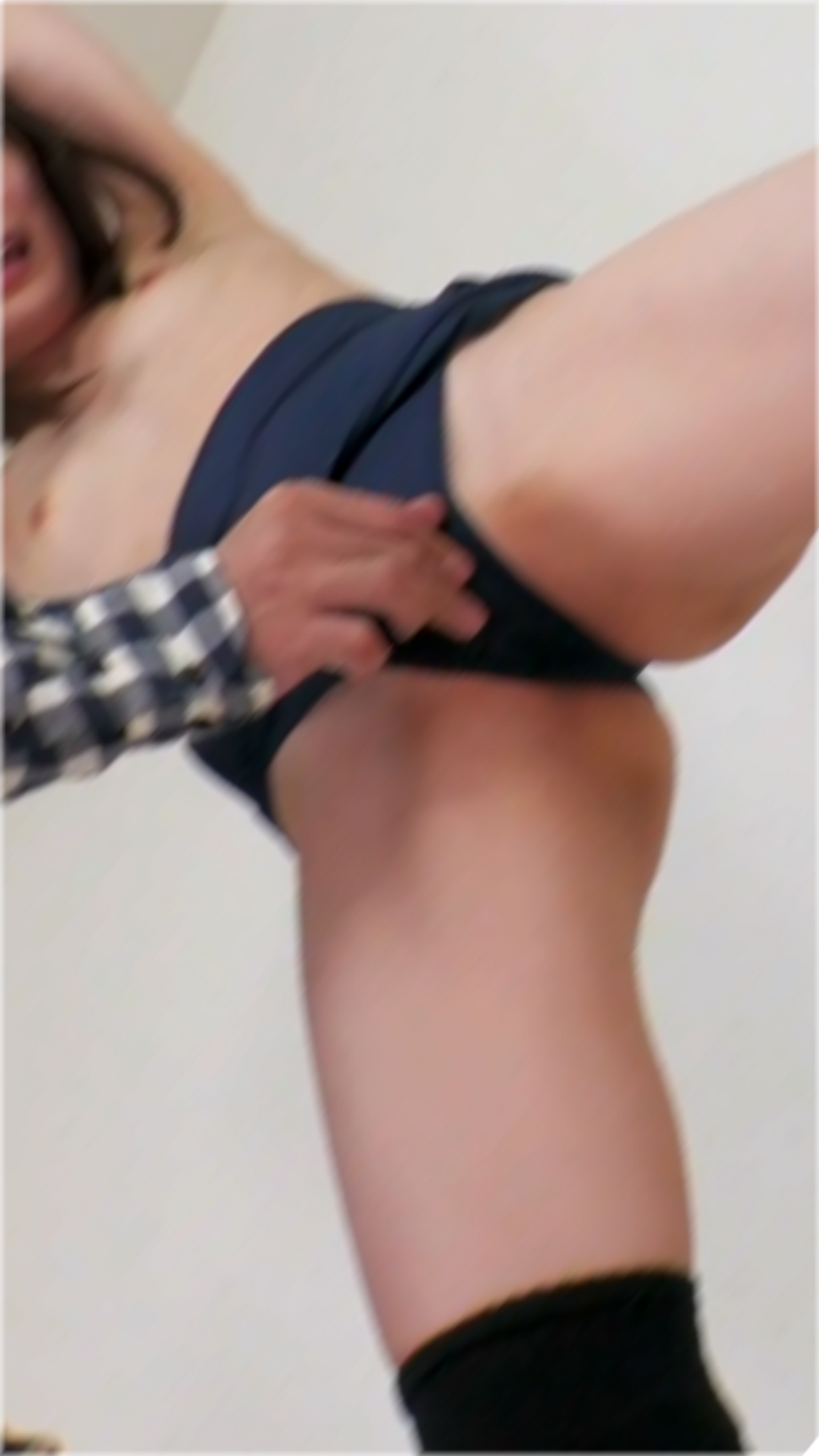 ハイレグスク水メイド黒ニーソ手錠。有名レイヤーに男の願望ぜんぶ着せてみた。 gallery photo 1