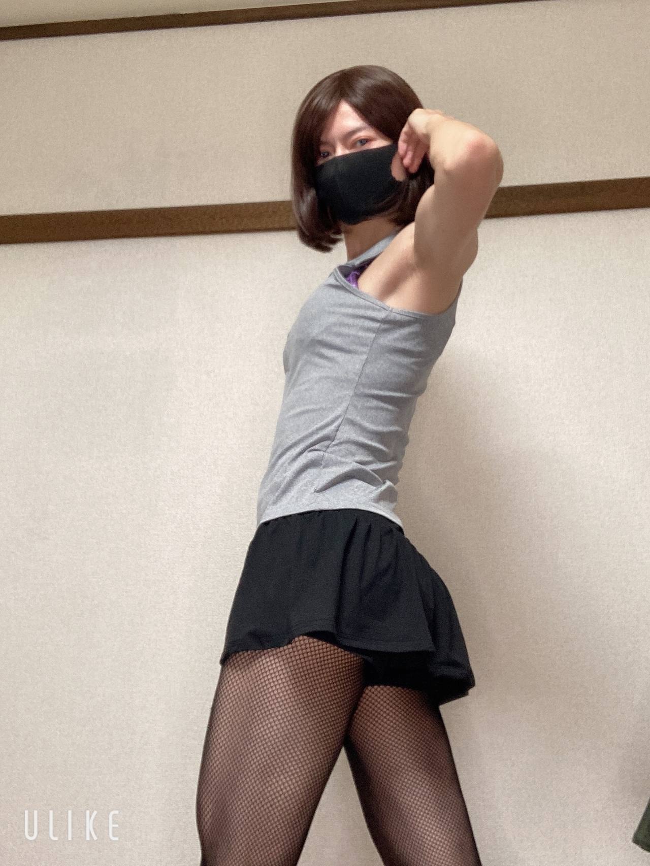 【５０枚】エロいポロシャツと黒のミニスカートでTバックを履いた写真集 gallery photo 2