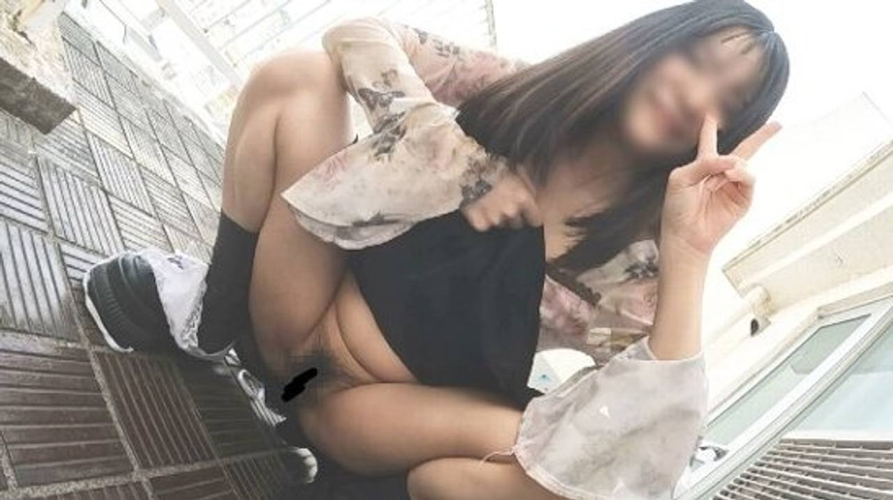 原宿ストリートスナップでコッソリ★胸チラ★パンチラ★パンティずらし外性器撮り成功！12『上京2ヶ月の琉球美女が餌食』 gallery photo 3