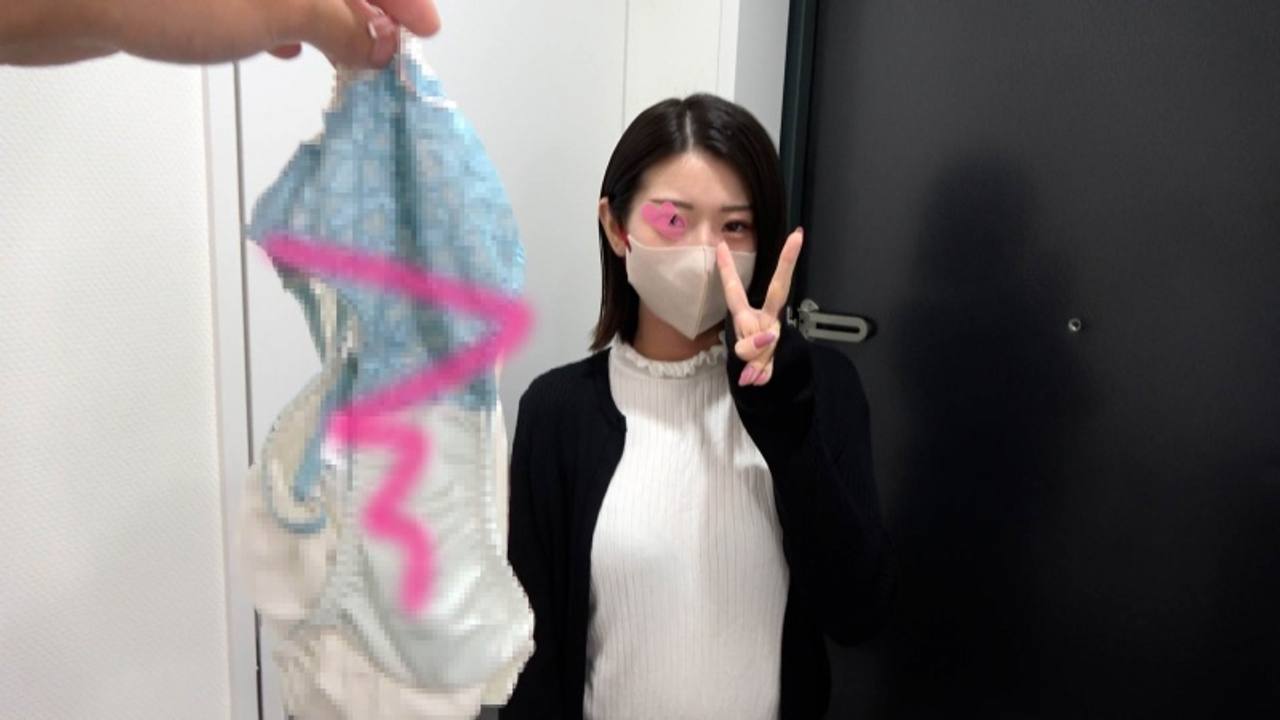 色白清楚美人にパンツ買取交渉。パンツ食い込ませ美尻揉み、乳首弄り。お触り交渉成功！【ローアングル/パンツ買取交渉】 gallery photo 6