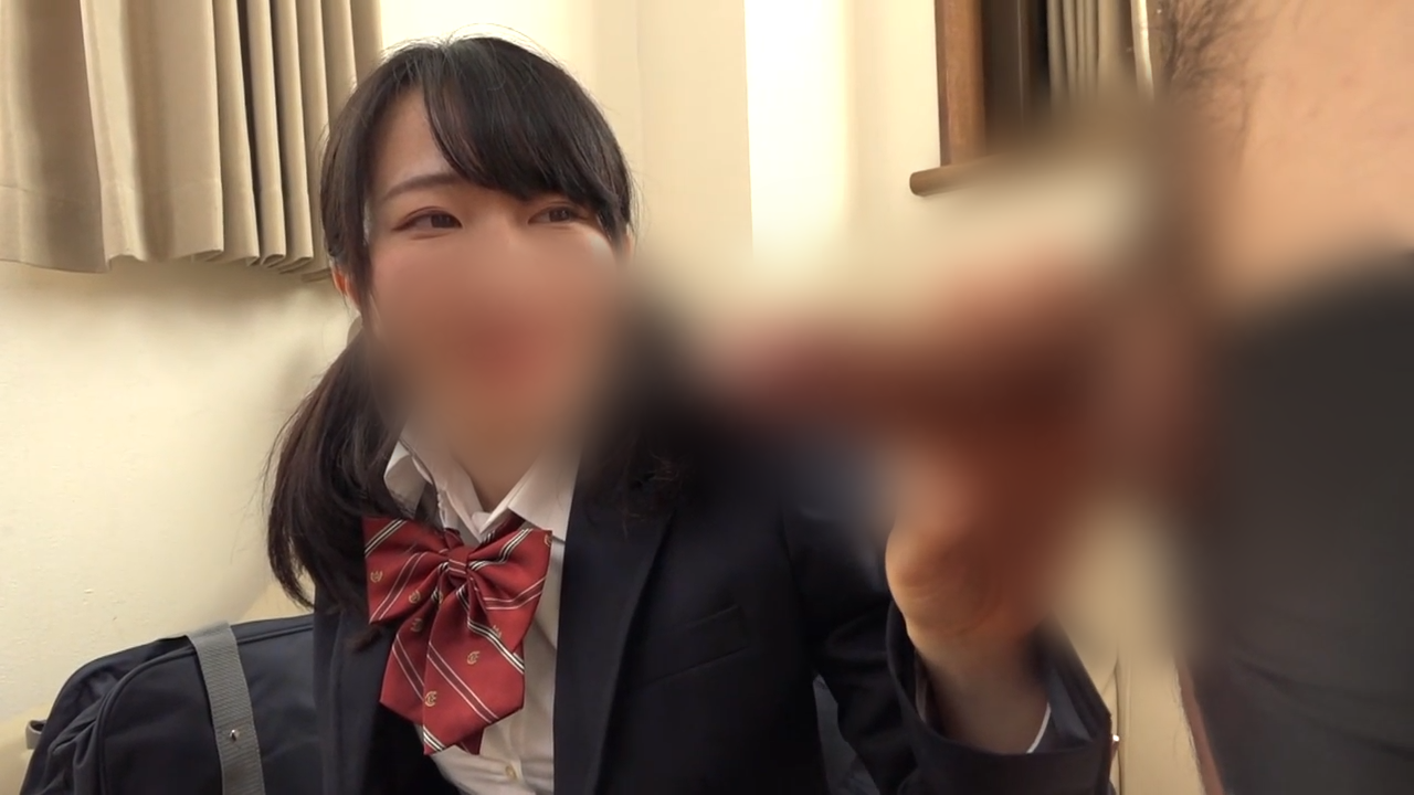 【素人/ナンパ】清楚で可愛い制服**！オチンポ見せると、ニヤニヤしながらも発情して釘付けですｗ gallery photo 1