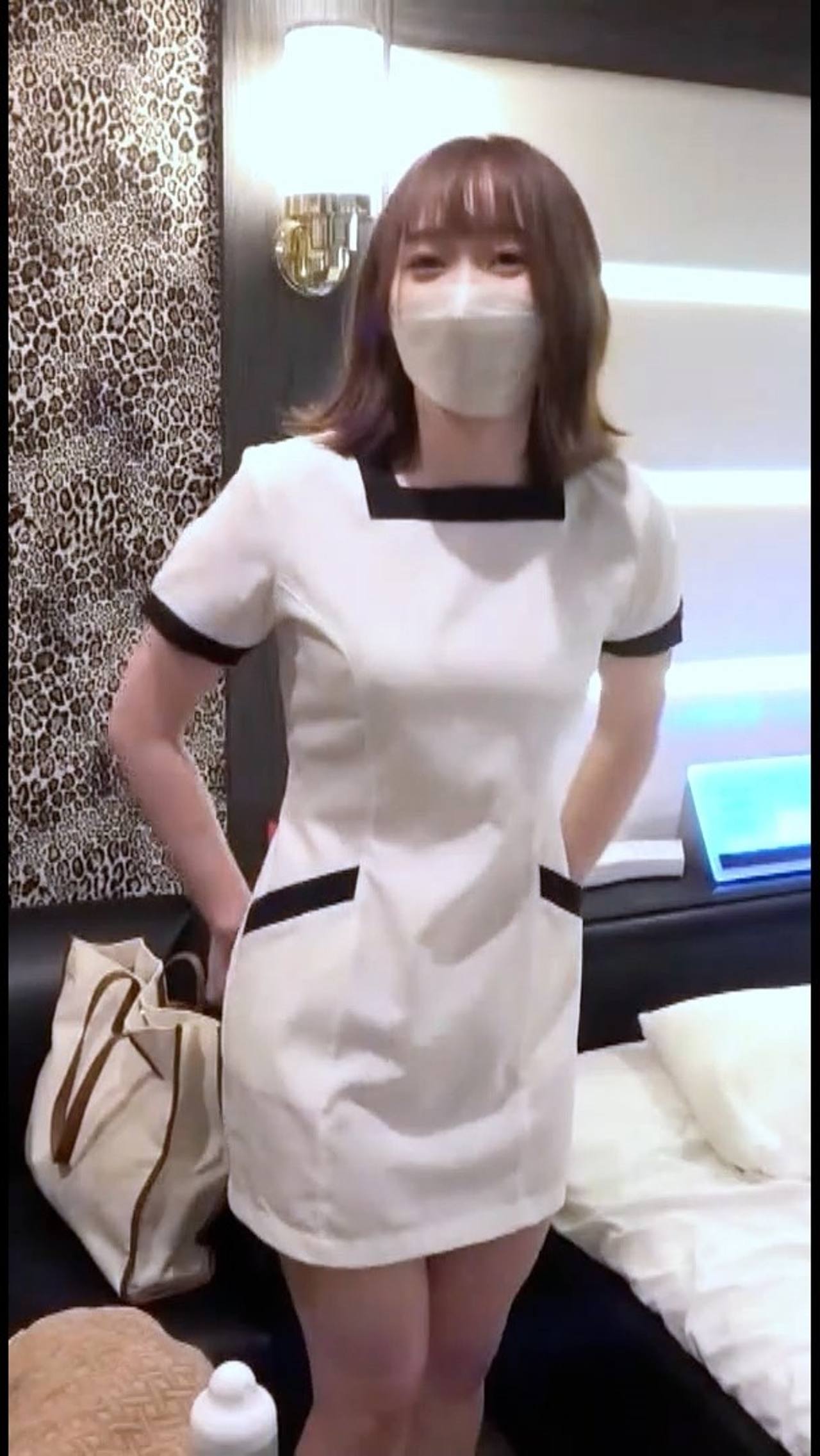 【顔出し】某高級メンエス店 ”人気No.1”美人スタッフ裏オプション”制服着用生挿入” 限定プライベート個撮初公開。※残りわずか gallery photo 1