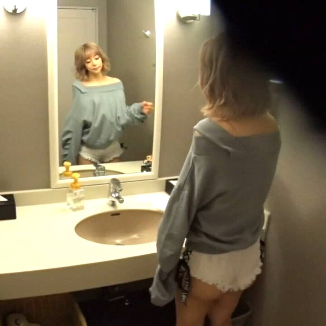 【⚠ 過激注意 ⚠】※在庫限り※ 水着の被写体モデルとの個人撮影の全貌公開。追加報酬300万でハメ撮り解禁。衝撃的な快楽に悶え狂う一部始終。 gallery photo 1