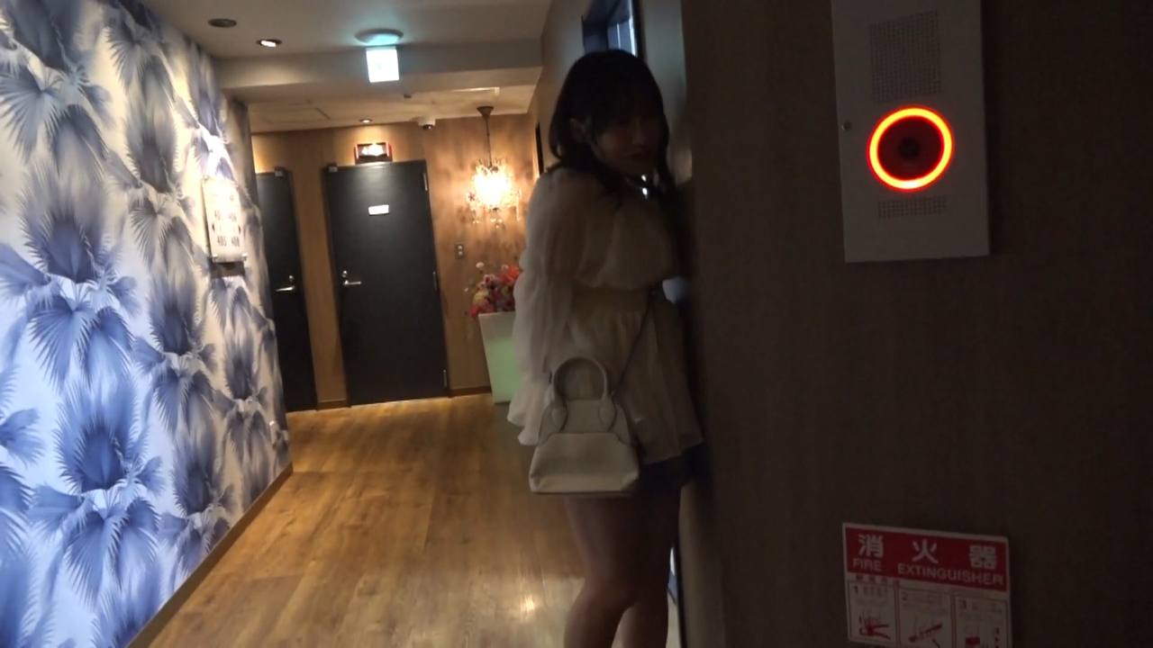 【完全顔出し】親友の彼女とリモートバイブを使って羞恥プレイ gallery photo 2