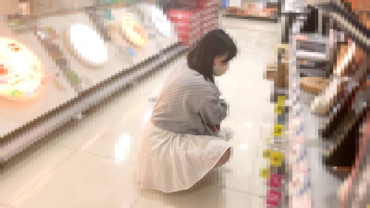 美人妻ルックス女性が店内で衝撃の全裸ワンピ！ノーブラノーパンで出歩く変態さんを逆さ撮り【街撮り/素人】 gallery photo 3