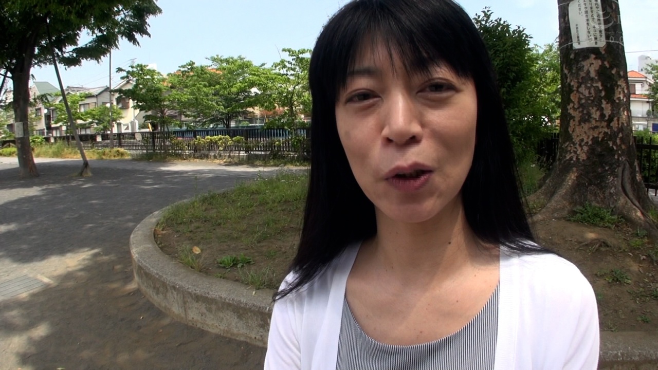 M921G04 黒髪清楚系美熟女の初撮りAV！久しぶりの肉棒に瞳を閉じて快感に喘ぐ中出しSEX gallery photo 1