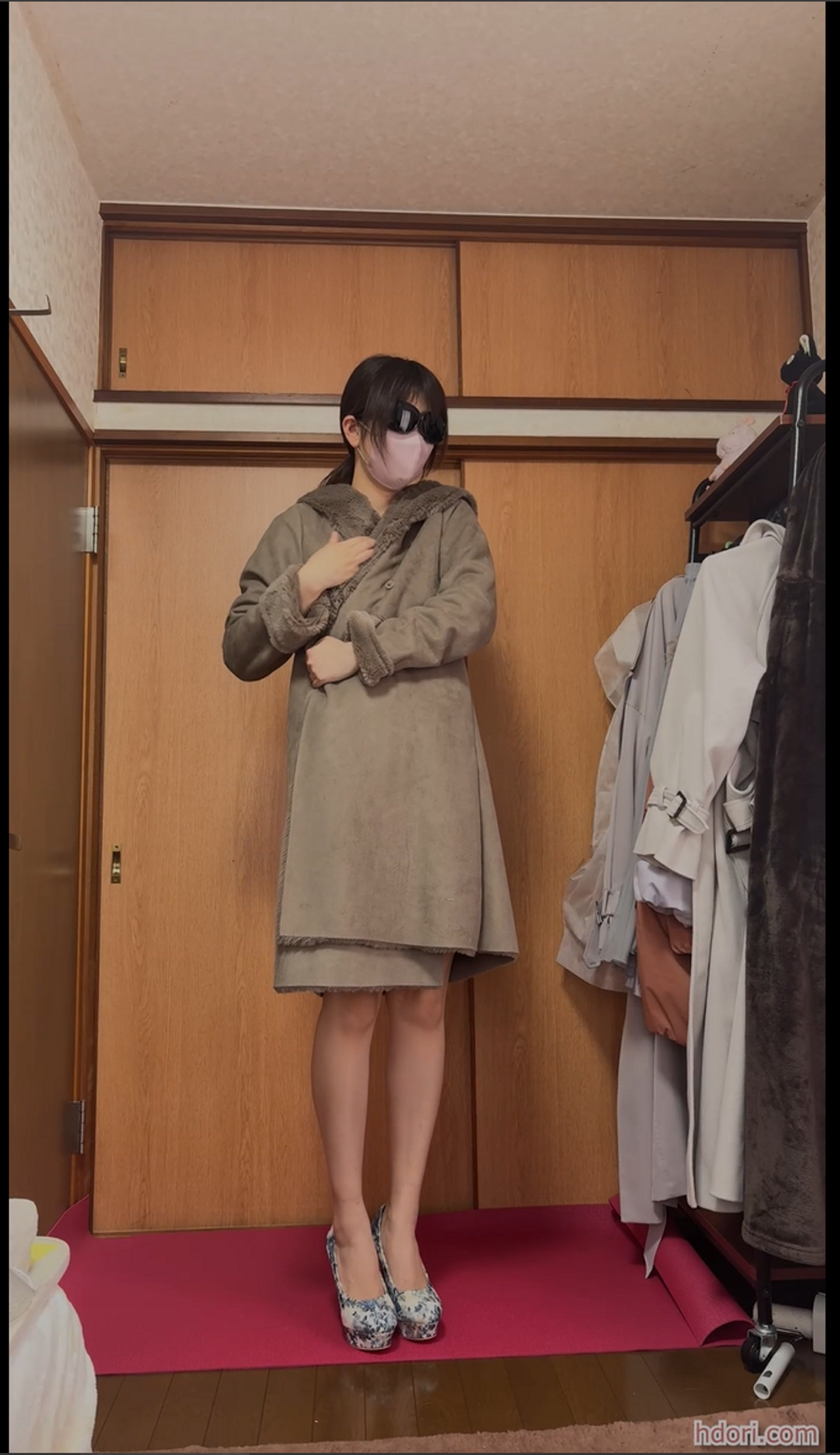 部屋で変態野外露出狂の練習をする女 gallery photo 1