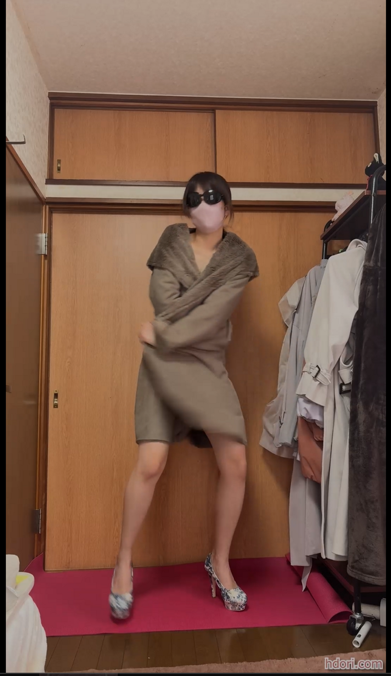 部屋で変態野外露出狂の練習をする女 gallery photo 3