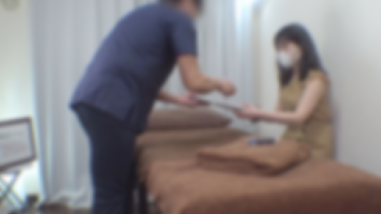 6/15日迄新作セール半額！【無/ハメ】お綺麗な30代のOLさん、美肌で魅*的なお身体で、かなり敏感な女性です。枕に顔をうずめて我慢している息遣いが聞こえてきます。 gallery photo 1