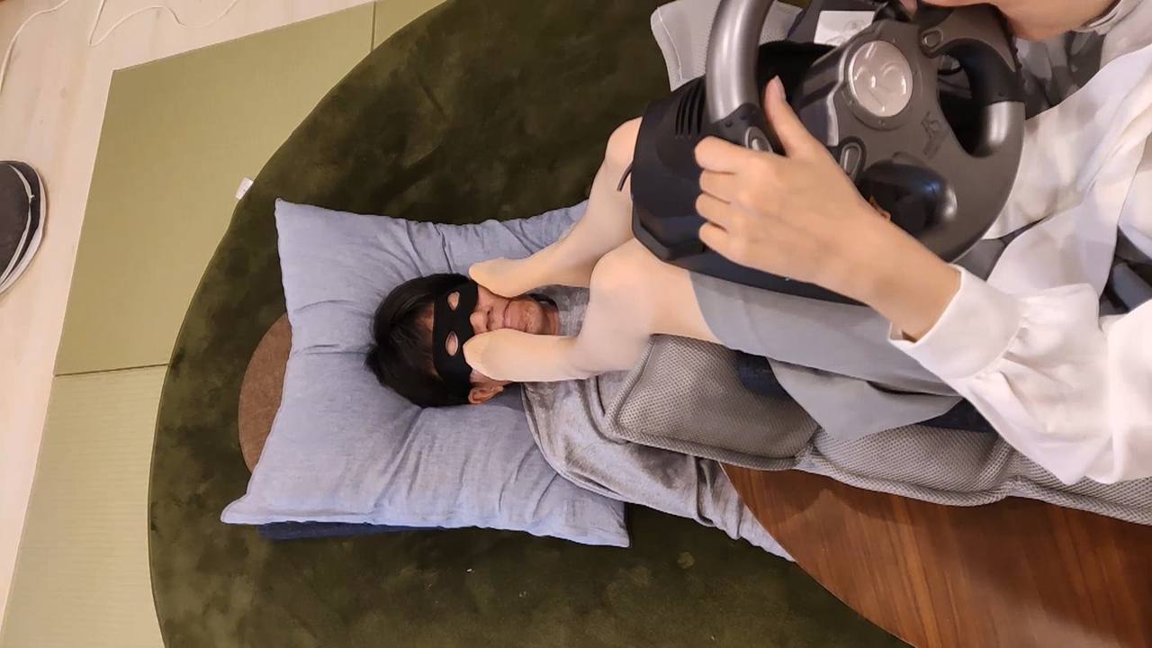 あみちゃんの顔面ペダル踏み、ベージュストッキング編（人間ドライブシミュレーター） gallery photo 3