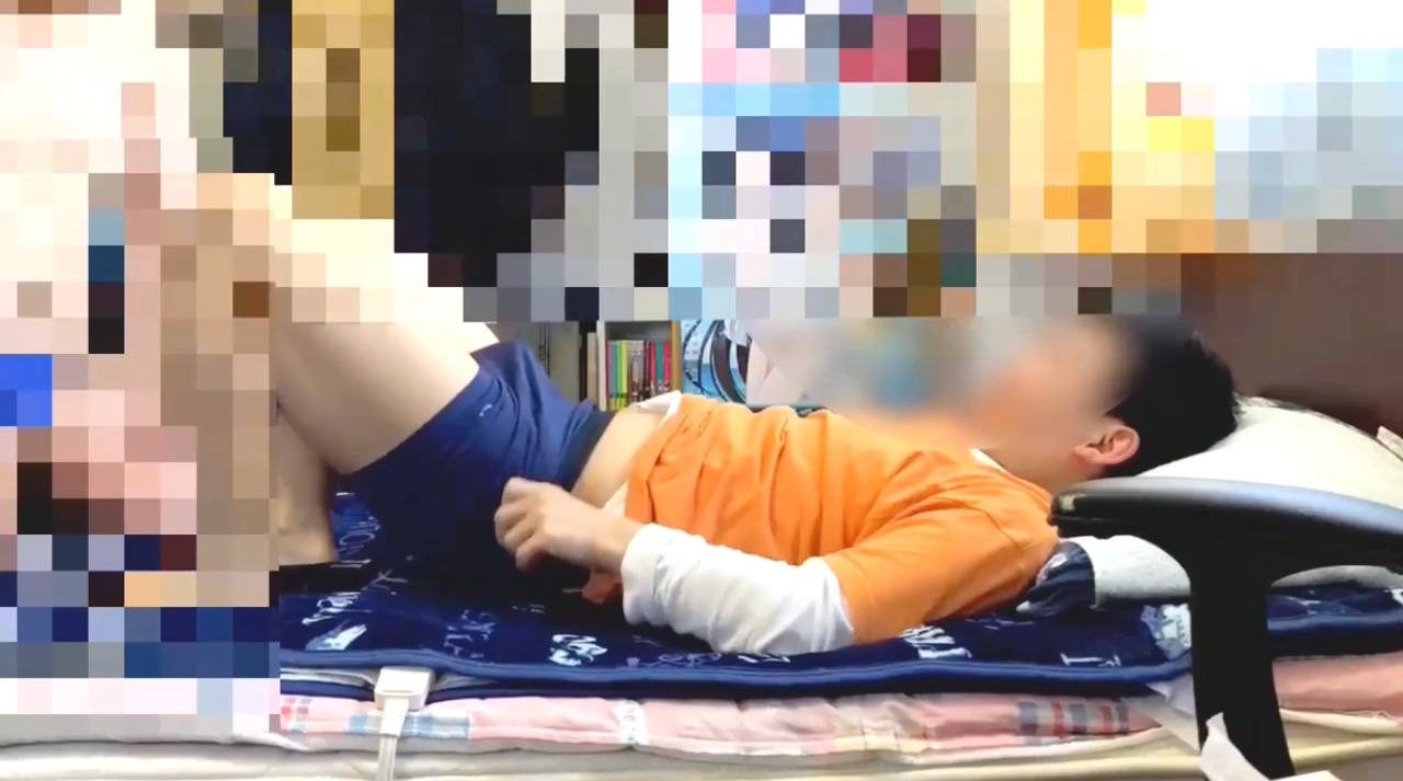 男*寮でノンケ友達をちんこマッサージしてあげた gallery photo 1