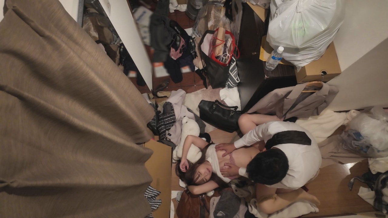 我慢できない…玄関セックス　扉一枚隔てた向こうは外。バリキャリOLの汚部屋でNGR gallery photo 10