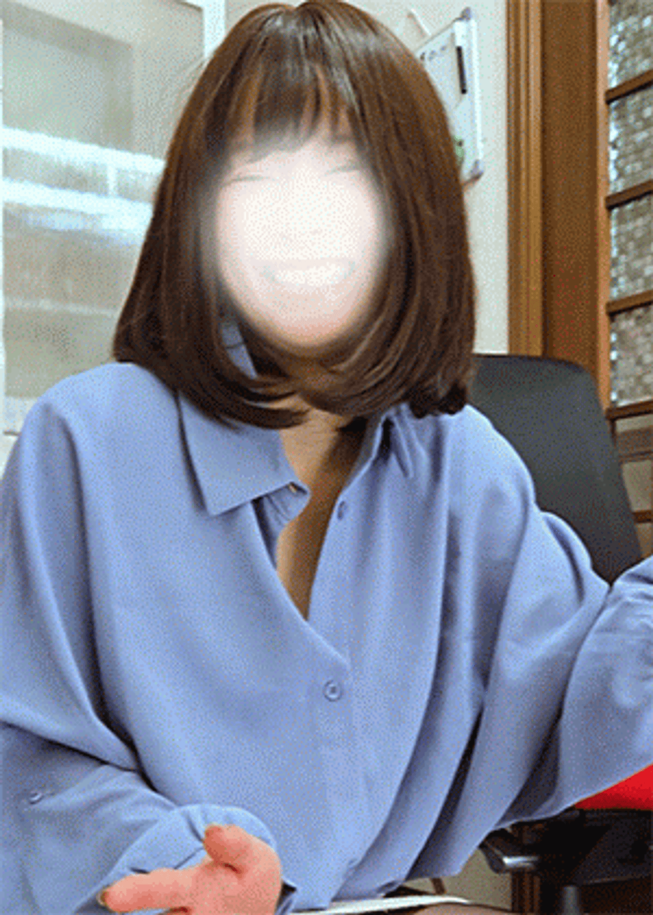 同業者パンチラ　パンツ撮ってました！？ 恥じらい笑顔にドキッとした午後 gallery photo 1