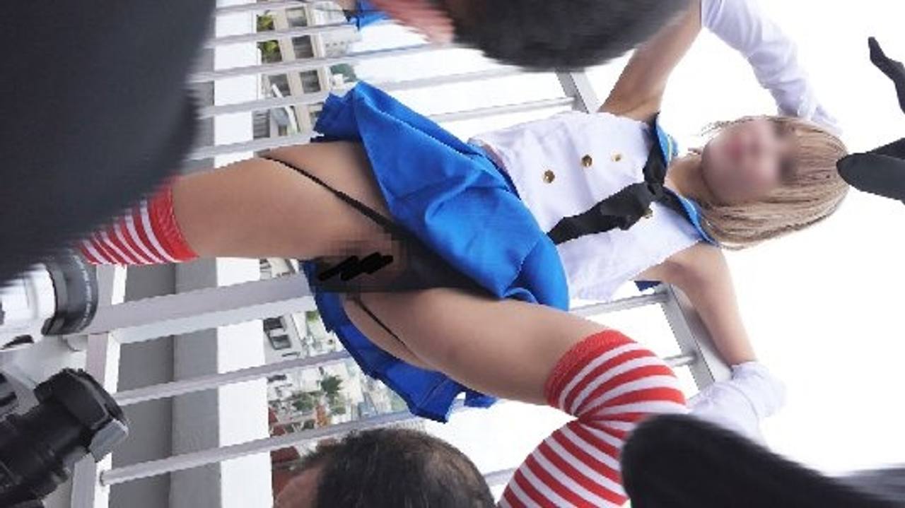 最新ハプニング映像！屋外イベ激烈ポロン！04【露出狂レイヤー！ついにパンツを脱いだ！】 gallery photo 3