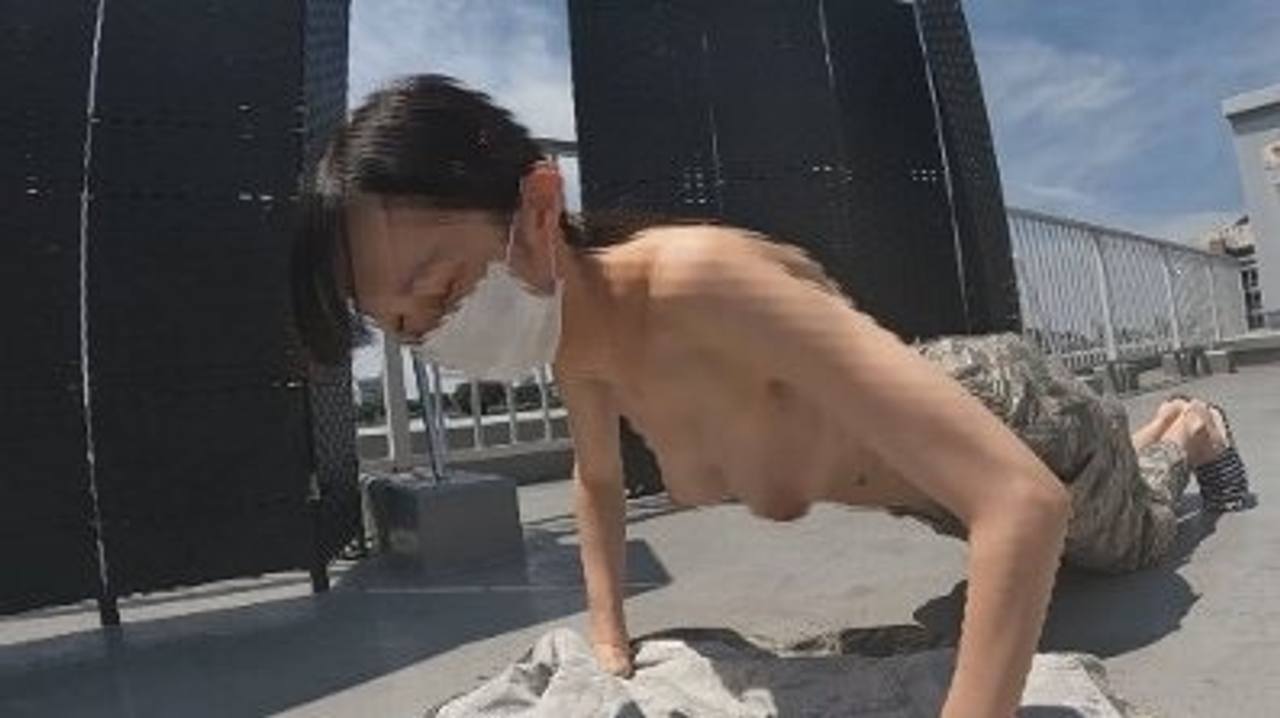 女性自●官体罰の実態【実録】シゴキ02（陥没乳首、腕立て伏せコリコリ勃起！粘着乳首責め軟乳） gallery photo 1
