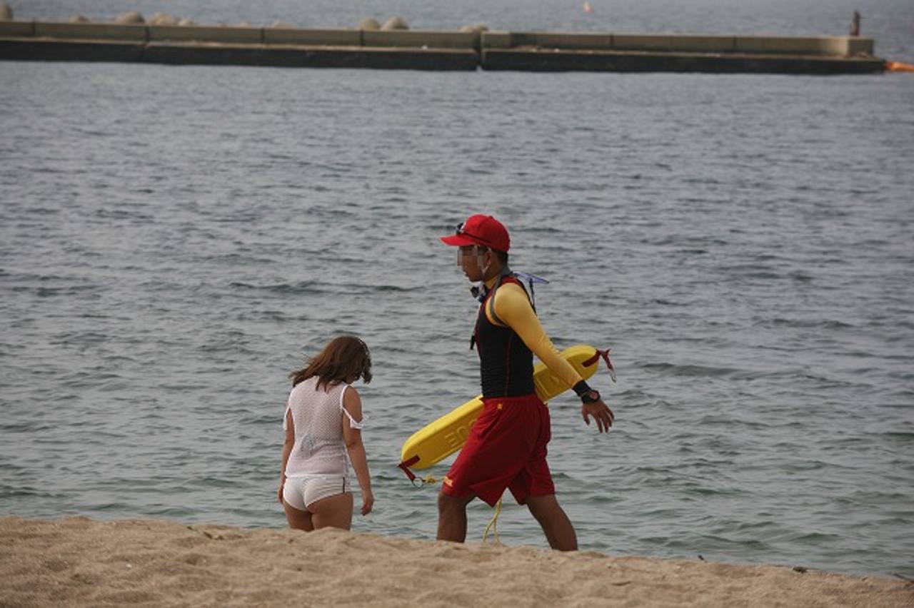 ムチムチ尻丸出しで海水浴場で大はしゃぎするぽっちゃりM女 gallery photo 2