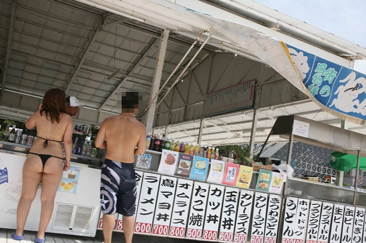 ムチムチ尻丸出しで海水浴場で大はしゃぎするぽっちゃりM女 gallery photo 9