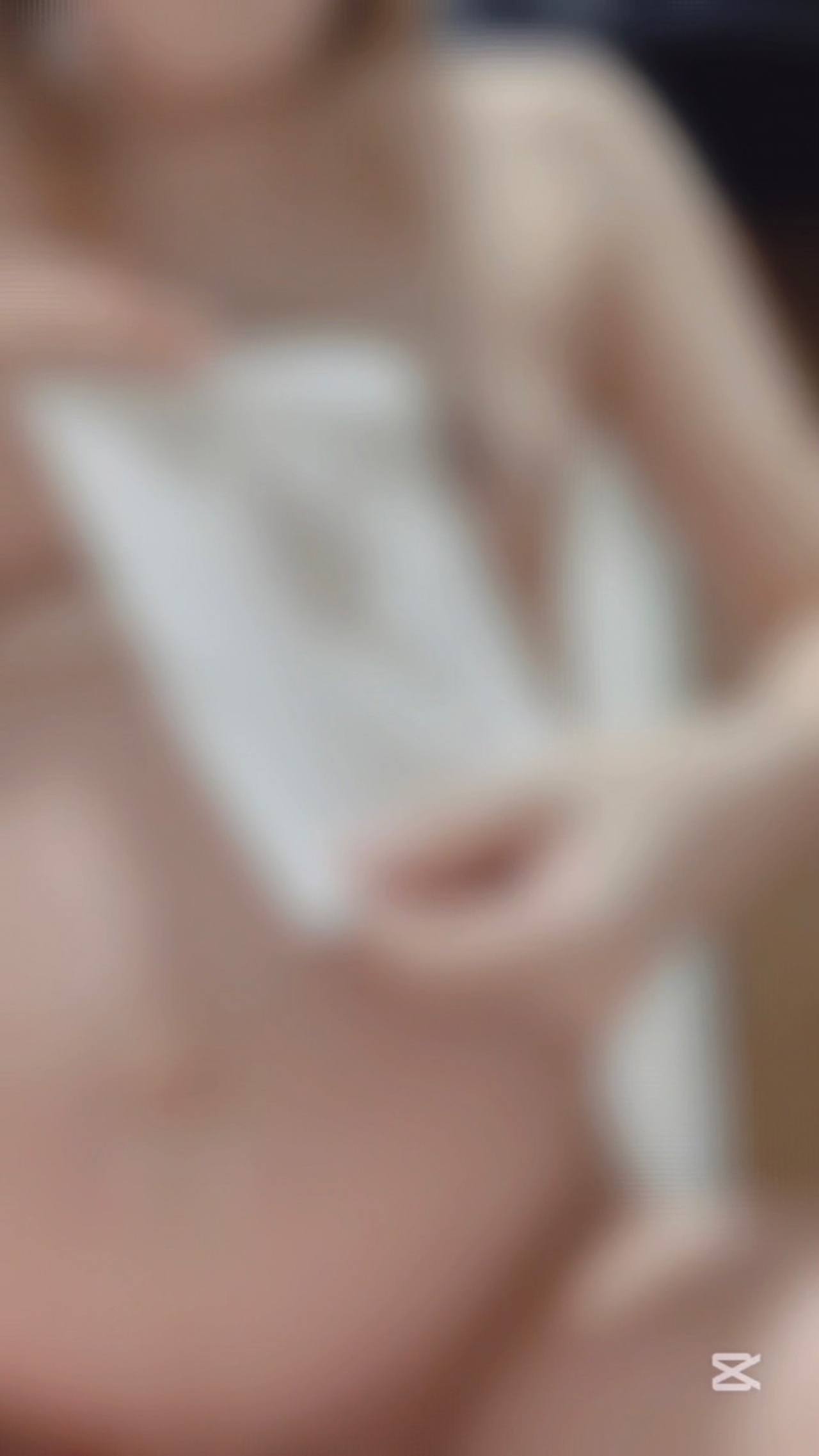 臨月妊婦の乳搾り（乳汁分泌）（ショート動画） gallery photo 4