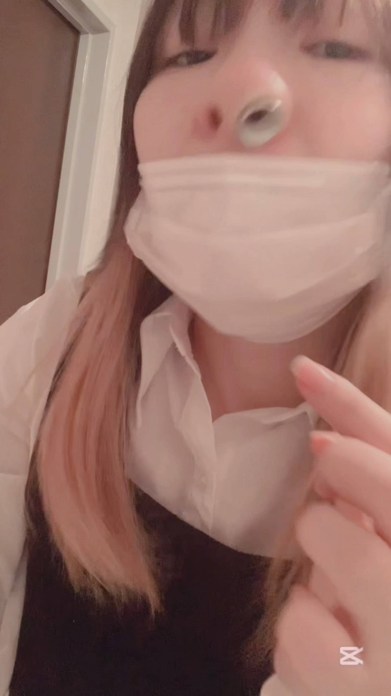 無理やり入れられた鼻輪たち、痛すぎて苦戦しながら救出（ショート動画） gallery photo 5