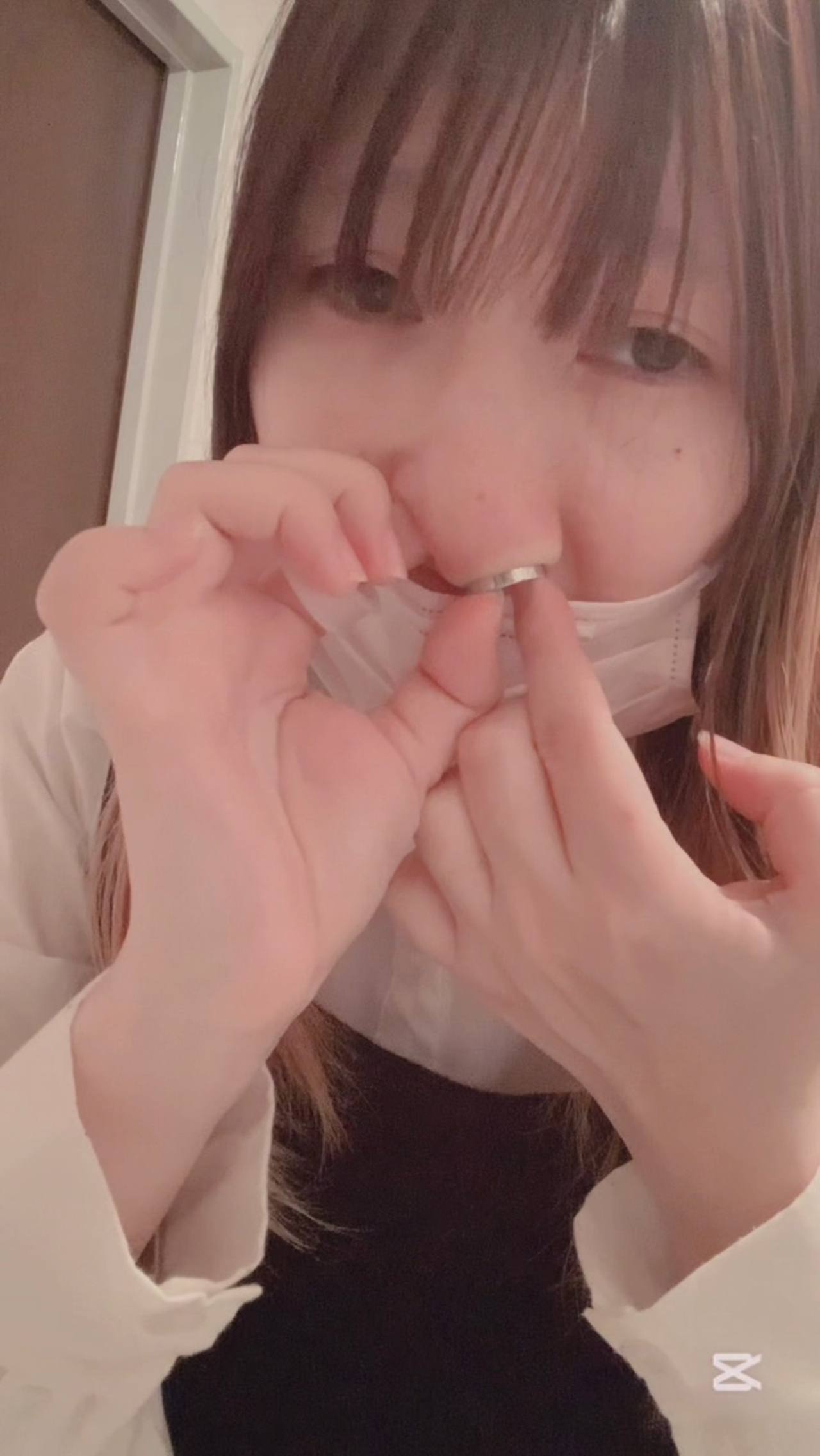 無理やり入れられた鼻輪たち、痛すぎて苦戦しながら救出（ショート動画） gallery photo 4