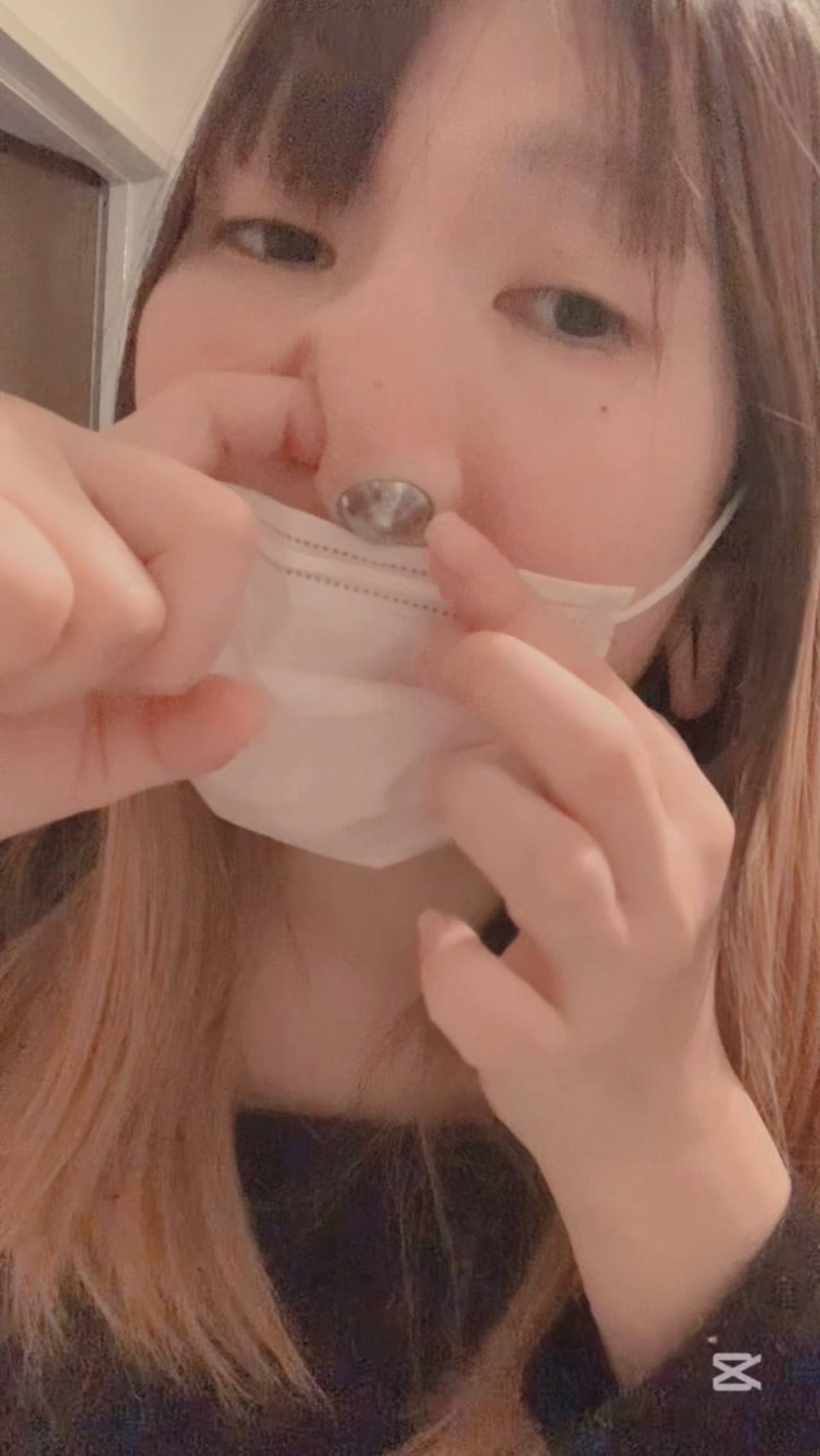 これぞ鼻からスイカ！？鼻の穴が変わるほどのボール排出！ gallery photo 1