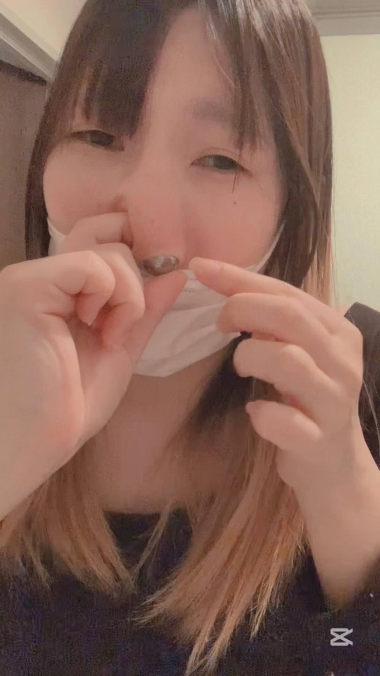 これぞ鼻からスイカ！？鼻の穴が変わるほどのボール排出！ gallery photo 3