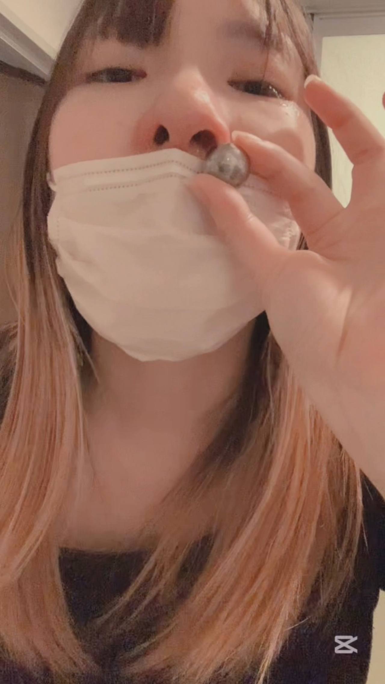 これぞ鼻からスイカ！？鼻の穴が変わるほどのボール排出！ gallery photo 4