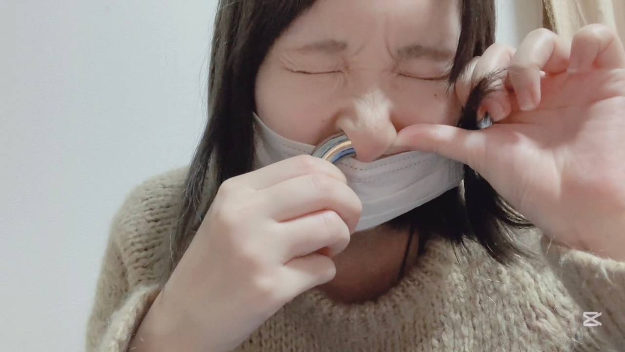 鼻の穴ぴちぴち！？巨大鼻輪の装着動画♡ gallery photo 3