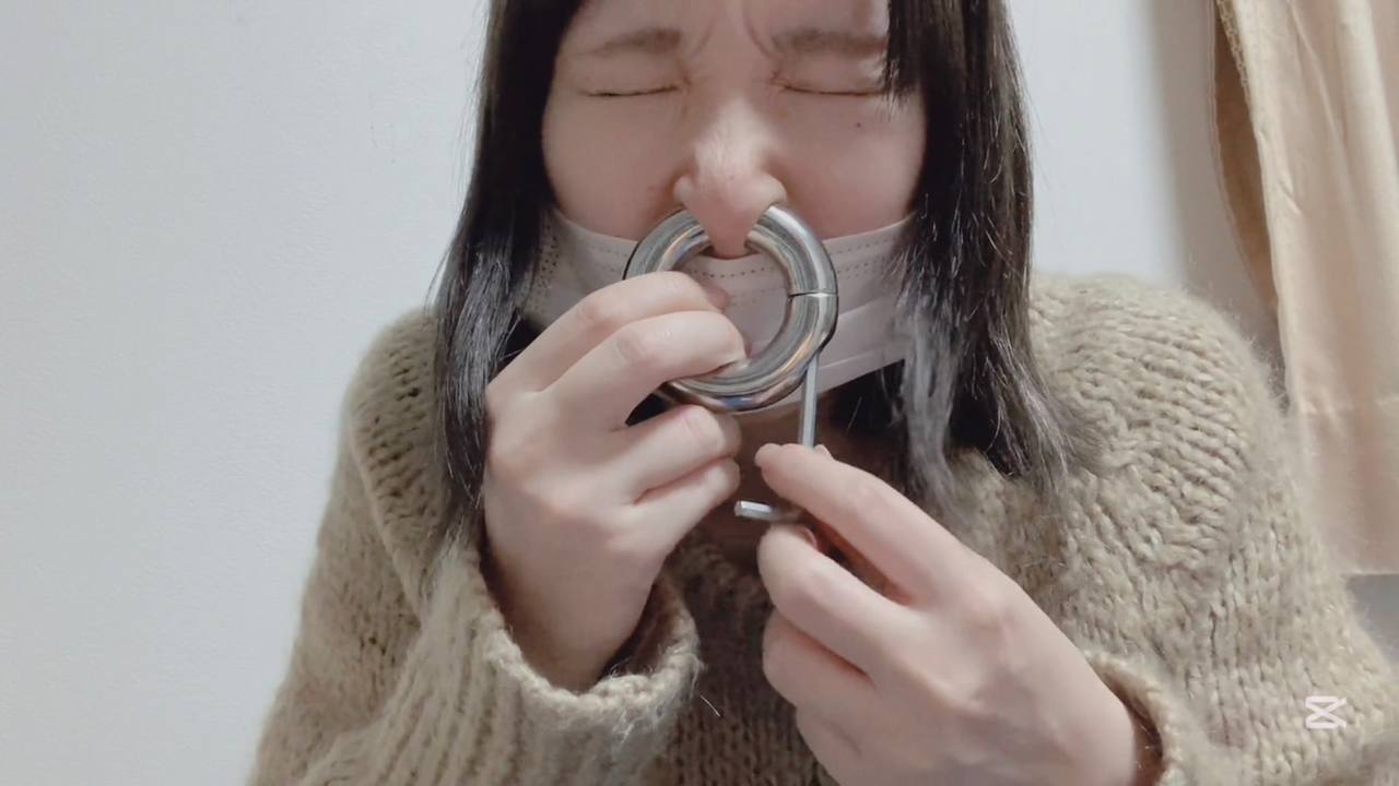 鼻の穴ぴちぴち！？巨大鼻輪の装着動画♡ gallery photo 4