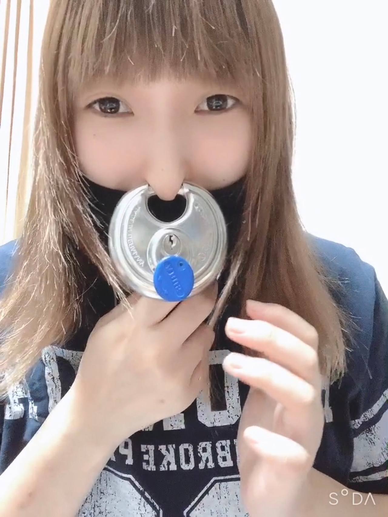 見たことある！？巨大南京錠を鼻に通す**！ gallery photo 4