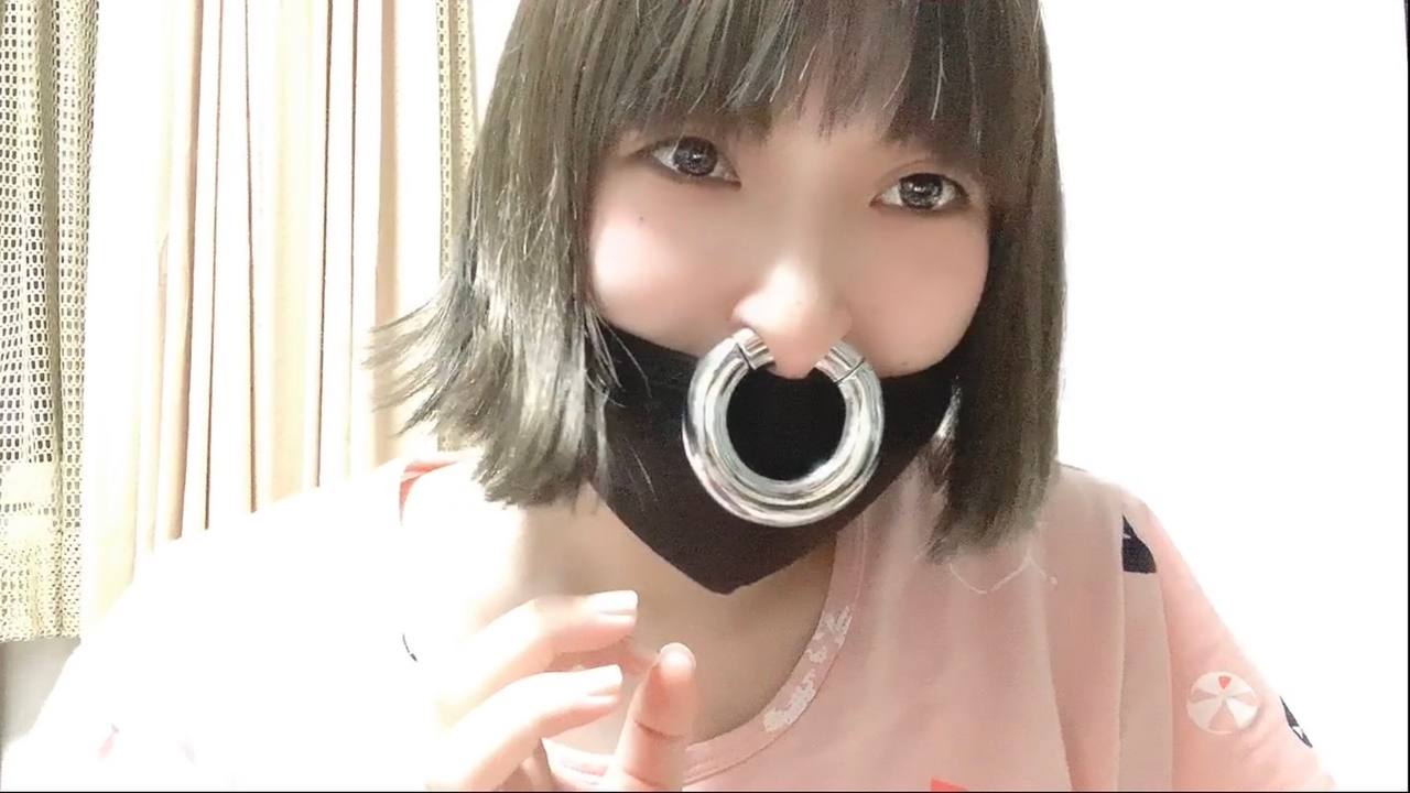 拡張した鼻のピアス、外してるときはどう見える？（ショート動画） gallery photo 1