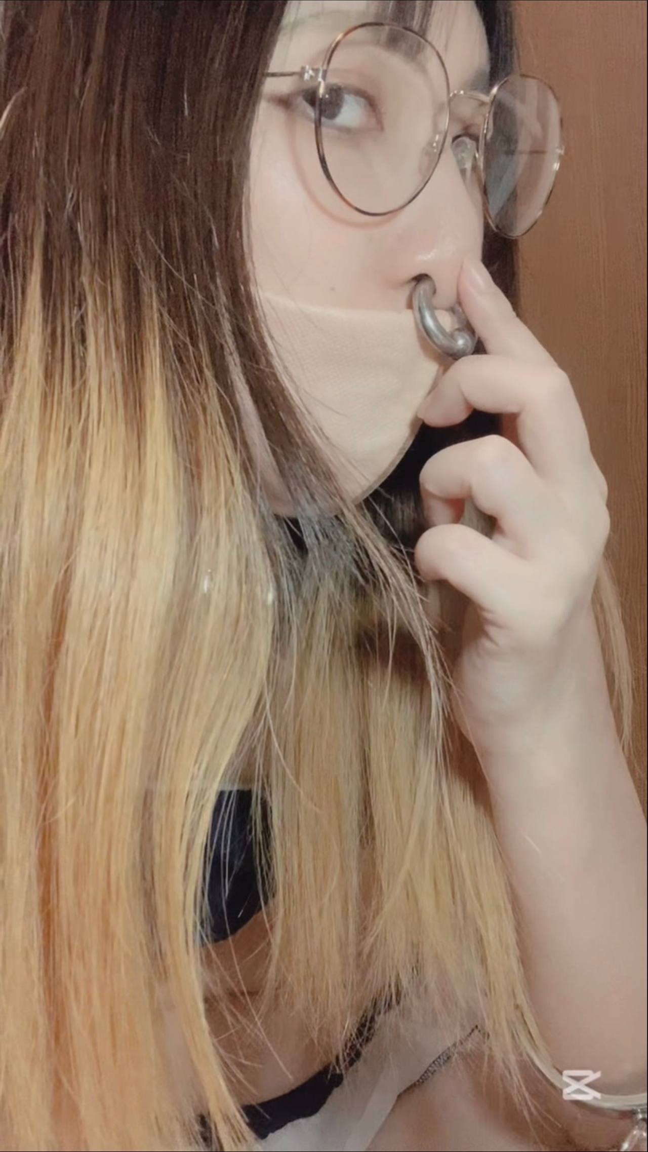 7種の鼻輪を比較！指も一緒に入れてみるPart1 gallery photo 3