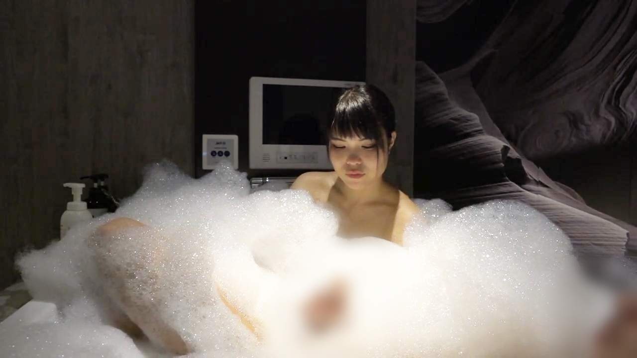 【素人】経験人数100人越えの強者ヤリマンセフレ。28歳。あすかちゃん。淫らしい匂いを発する発情マ○コに唾液まみれの生チ○ポを挿入。本能におもむくままセックスをとことん楽しむビッチさ100%！パンパン gallery photo 1