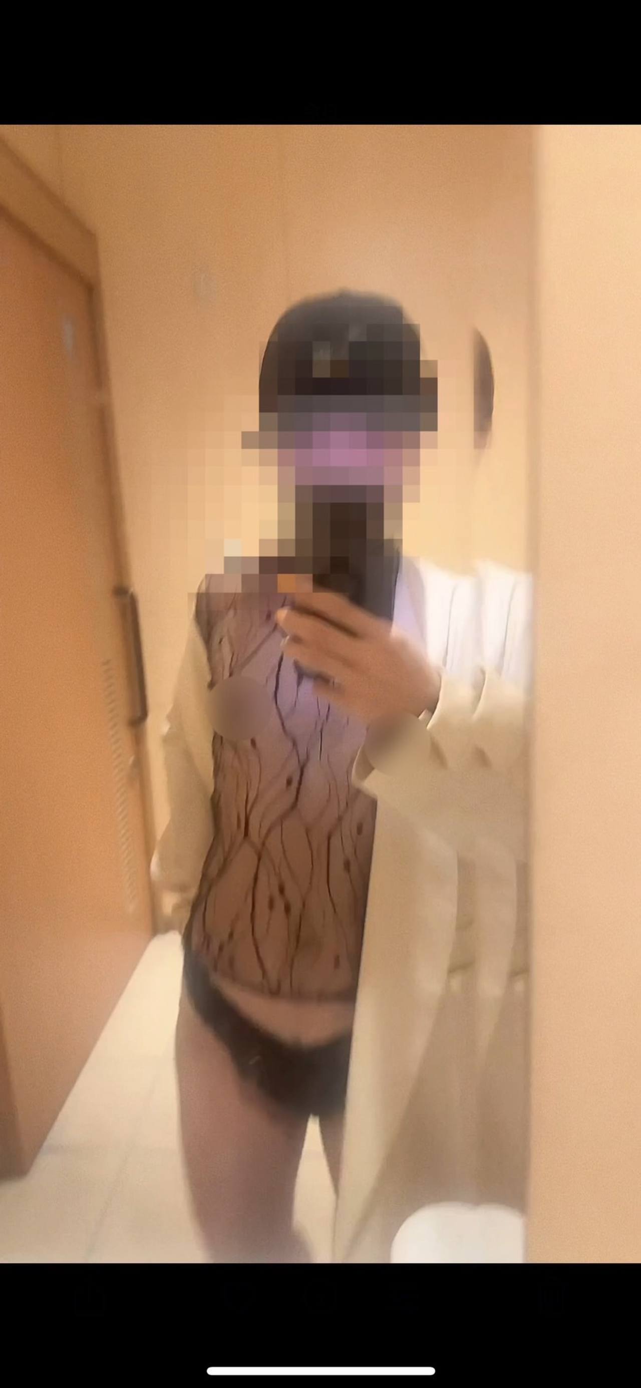【多目的トイレ人妻】お買い物ついでに多目的トイレでオナニープレイ　スケスケ　露出　多目的トイレ　トイレ　多目的　オナニー　人妻　NTR 寝取られ　調教　ご主人様 gallery photo 1