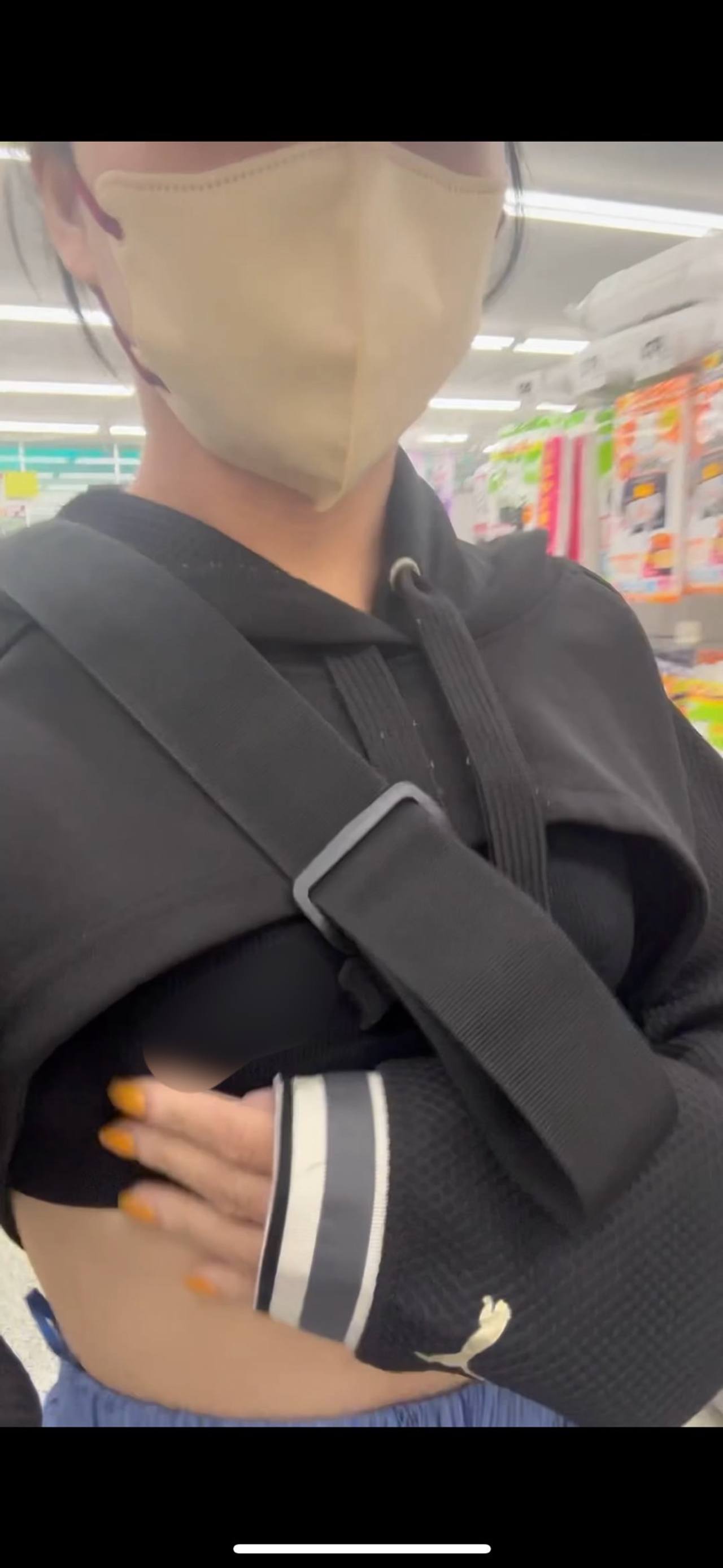 【露出狂人妻の店内徘徊】不倫　調教　露出　NTR 人妻　貧乳　パンツ　パンティ　ニップルピアス gallery photo 1