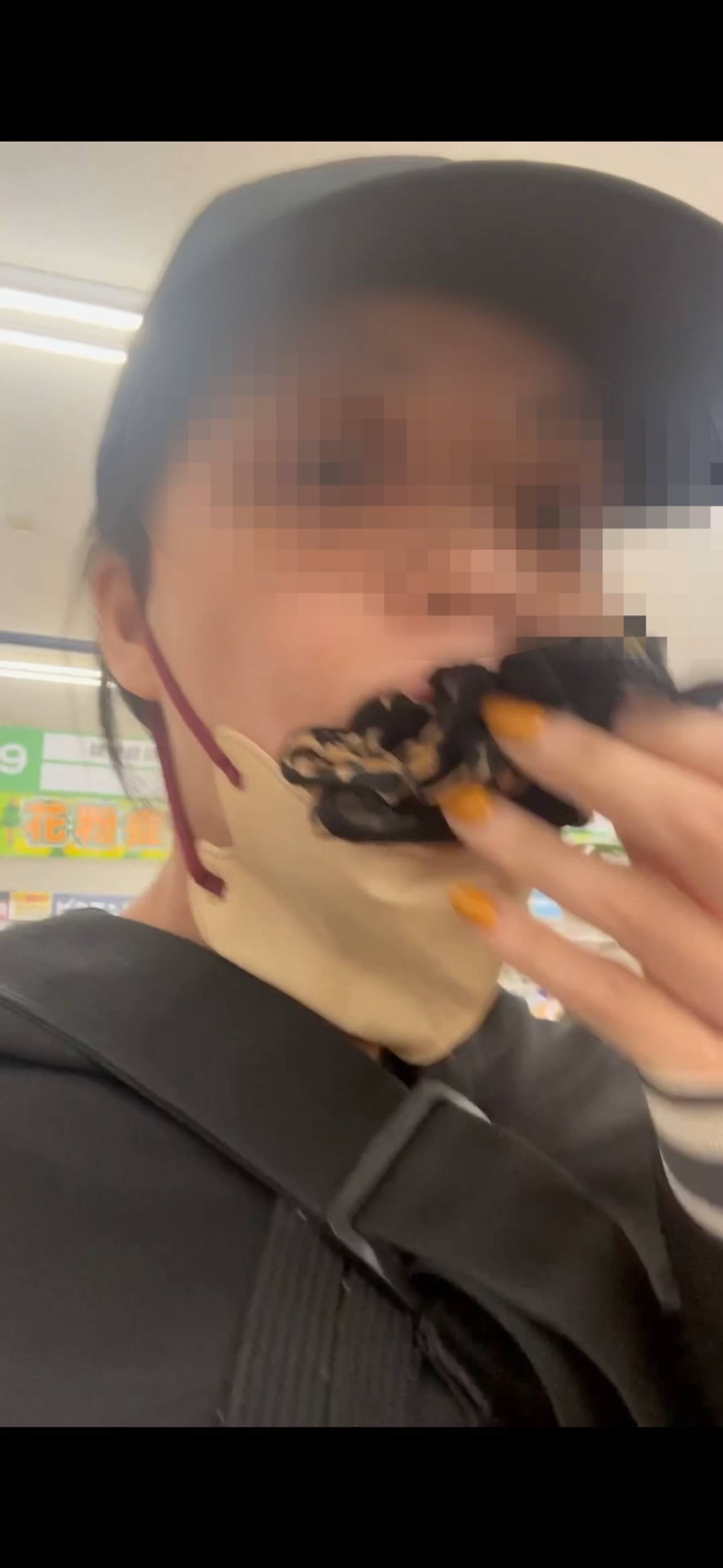 【露出狂人妻の店内徘徊】不倫　調教　露出　NTR 人妻　貧乳　パンツ　パンティ　ニップルピアス gallery photo 10