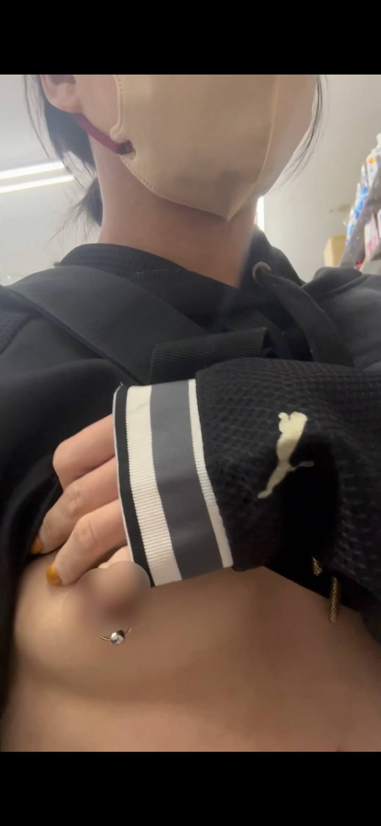 【露出狂人妻の店内徘徊】不倫　調教　露出　NTR 人妻　貧乳　パンツ　パンティ　ニップルピアス gallery photo 2