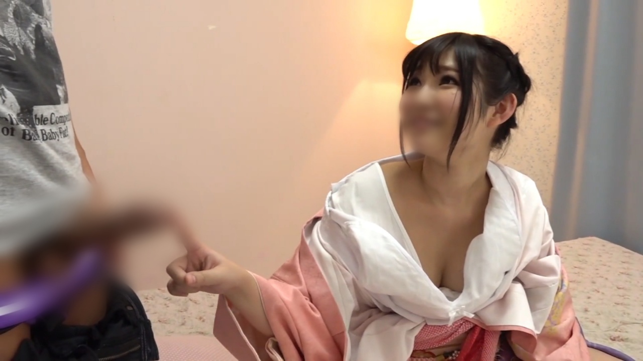 【個撮】清楚美女がマン肉を広げるほど淫乱化。高速手マンで＜潮吹き＞ 手加減無しの激しいセックスで初＜中出し＞いただきました。 gallery photo 2