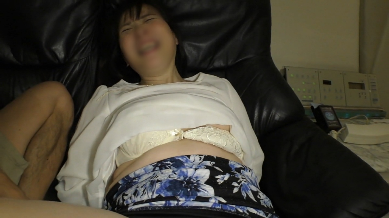 【専業主婦・不倫】剛毛、豊満体型の五十路手前おばさん。 ローターでのクリ責めえ理性崩壊発情。 唾液を絡ませながらの挿入懇願フェラ。 gallery photo 1