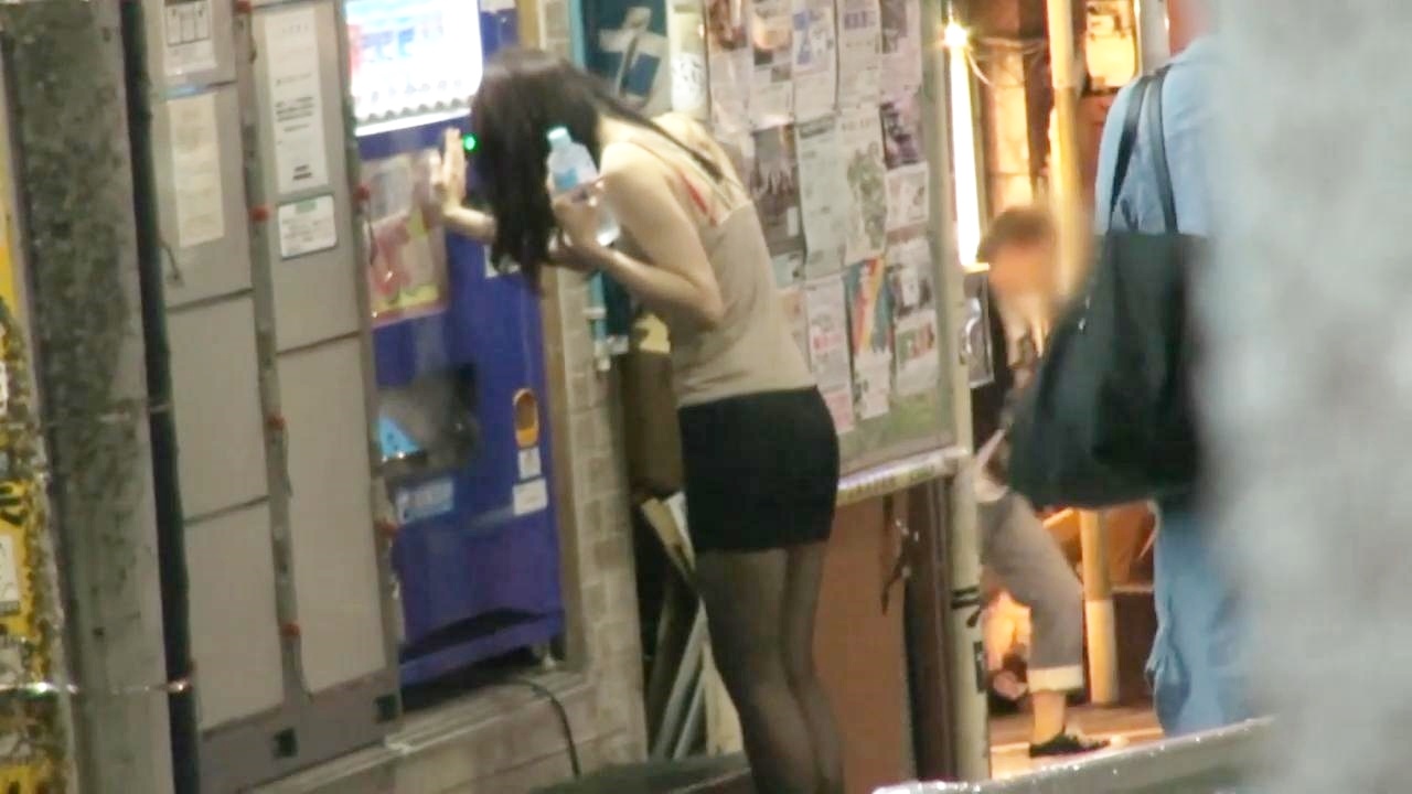 《人妻》170cm近い高身長に細く長い脚が魅*的な幸薄系美人妻が初の野外羞恥プレイ&amp;ハメ撮りプレイ！マン汁垂らして連続イキ！大興奮のハメ撮りセックス gallery photo 3