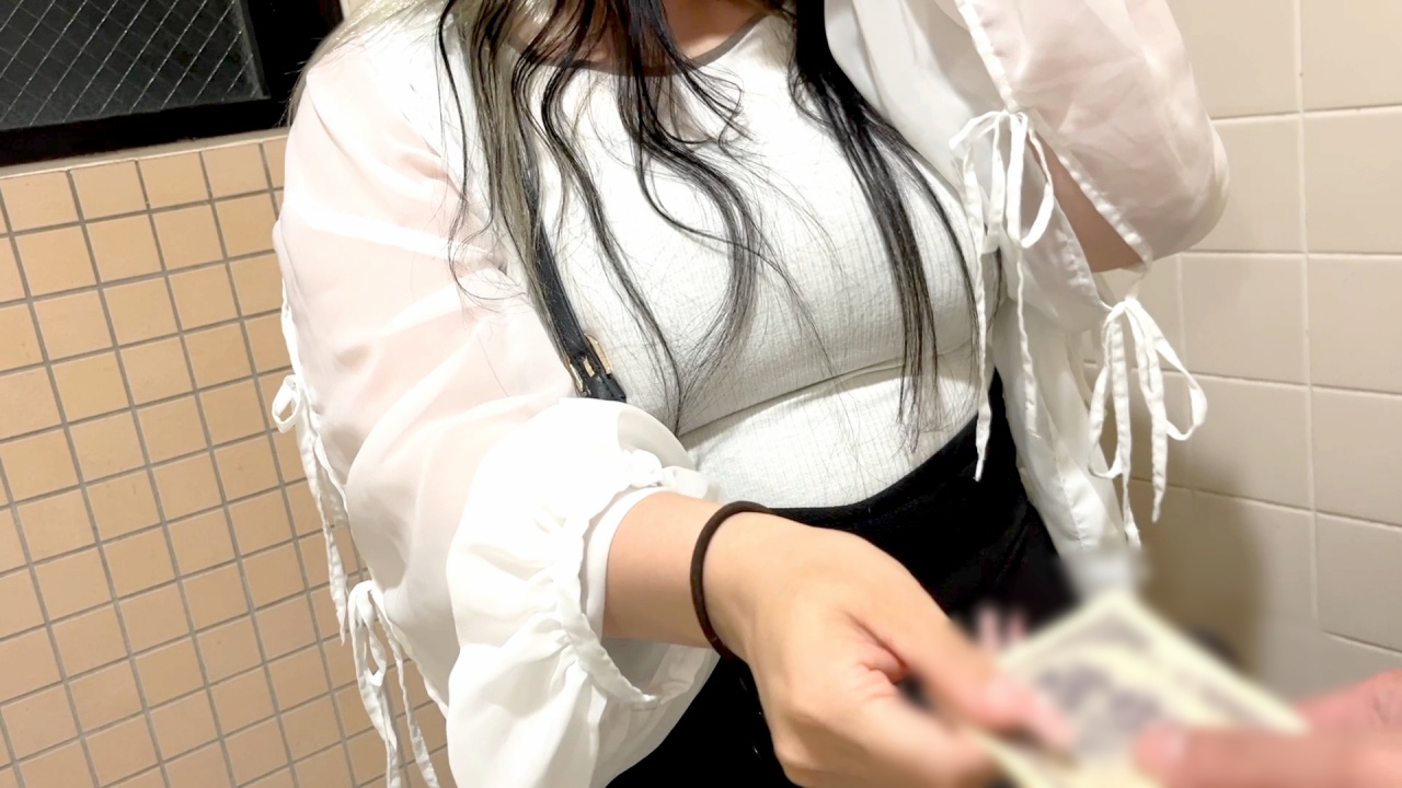 【金欠爆乳ミケポ人妻】デブ専ぽっちゃりギャル系若妻が生◯費と養◯費の為にマッチングアプリで出会って即金多目的トイレでフェラチオと野外露出にたっぷり口内射精できっちりお掃除フェラ《個人撮影/無修正/素人 gallery photo 2